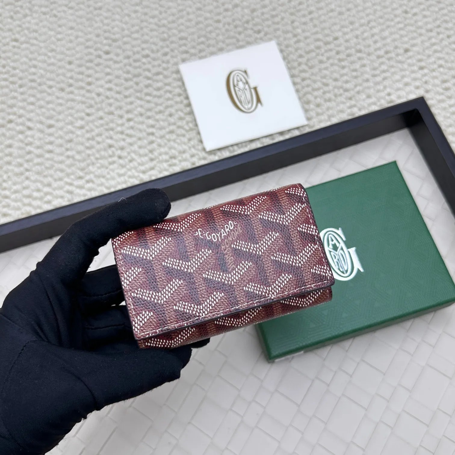 💰120 GOYARD Goya Classic👍🏻The design of the Saint-Sulpice 3-fold key bag is small and compact. Its compact design is just suitable for putting in a jacket or pants pocket. It is equipped with 6 locks that can fasten 6 keys. Style number: 807 Size: 10.5*7*2