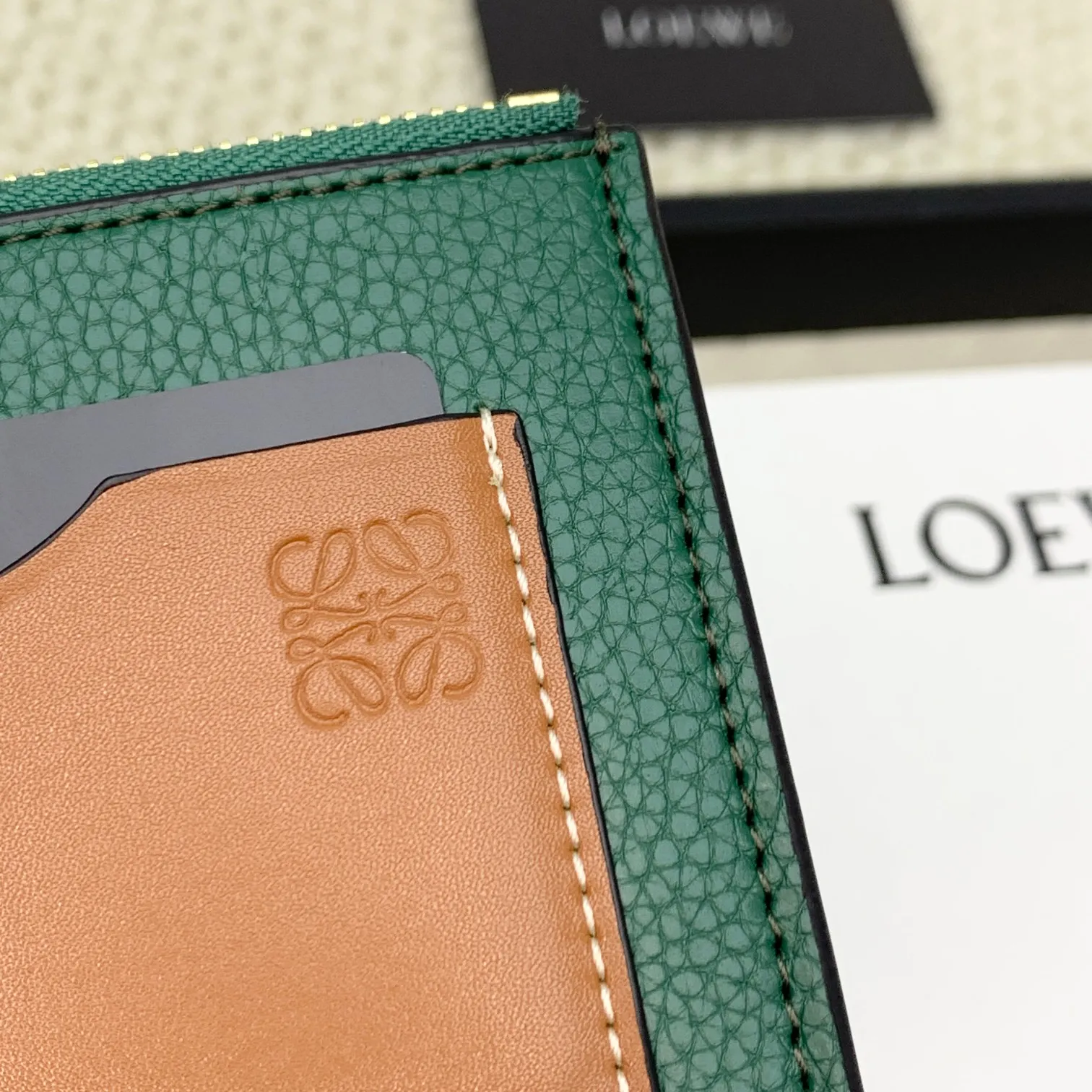💰120 ·Loewe’s new card holders are back in stock! The new ones are all with metal logos, which are more refined than the old ones~~ Comes with box and dust bag! It’s a good idea to choose this small accessory for Valentine’s Day ~~Model: L1118 Size: 12CM*9.5CM