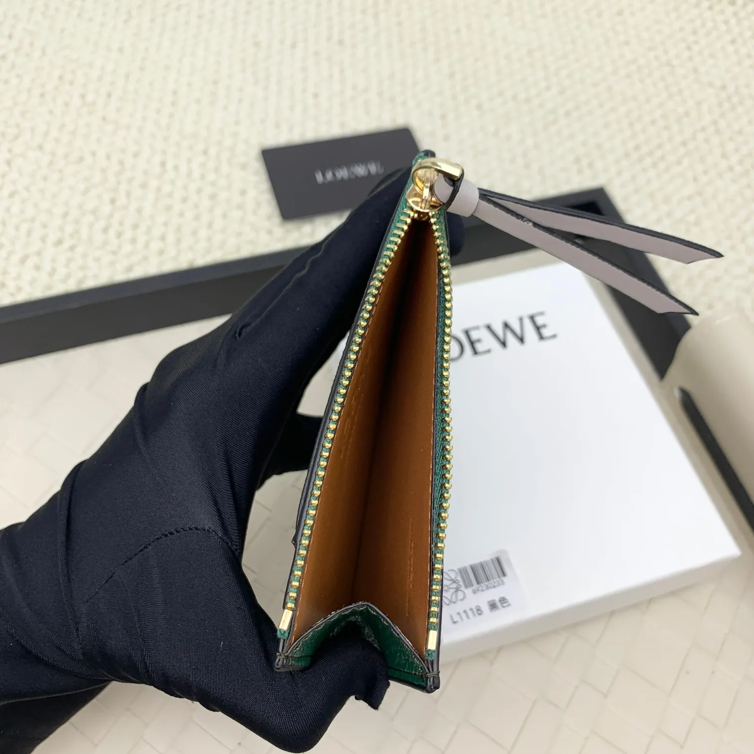 💰120 ·Loewe’s new card holders are back in stock! The new ones are all with metal logos, which are more refined than the old ones~~ Comes with box and dust bag! It’s a good idea to choose this small accessory for Valentine’s Day ~~Model: L1118 Size: 12CM*9.5CM