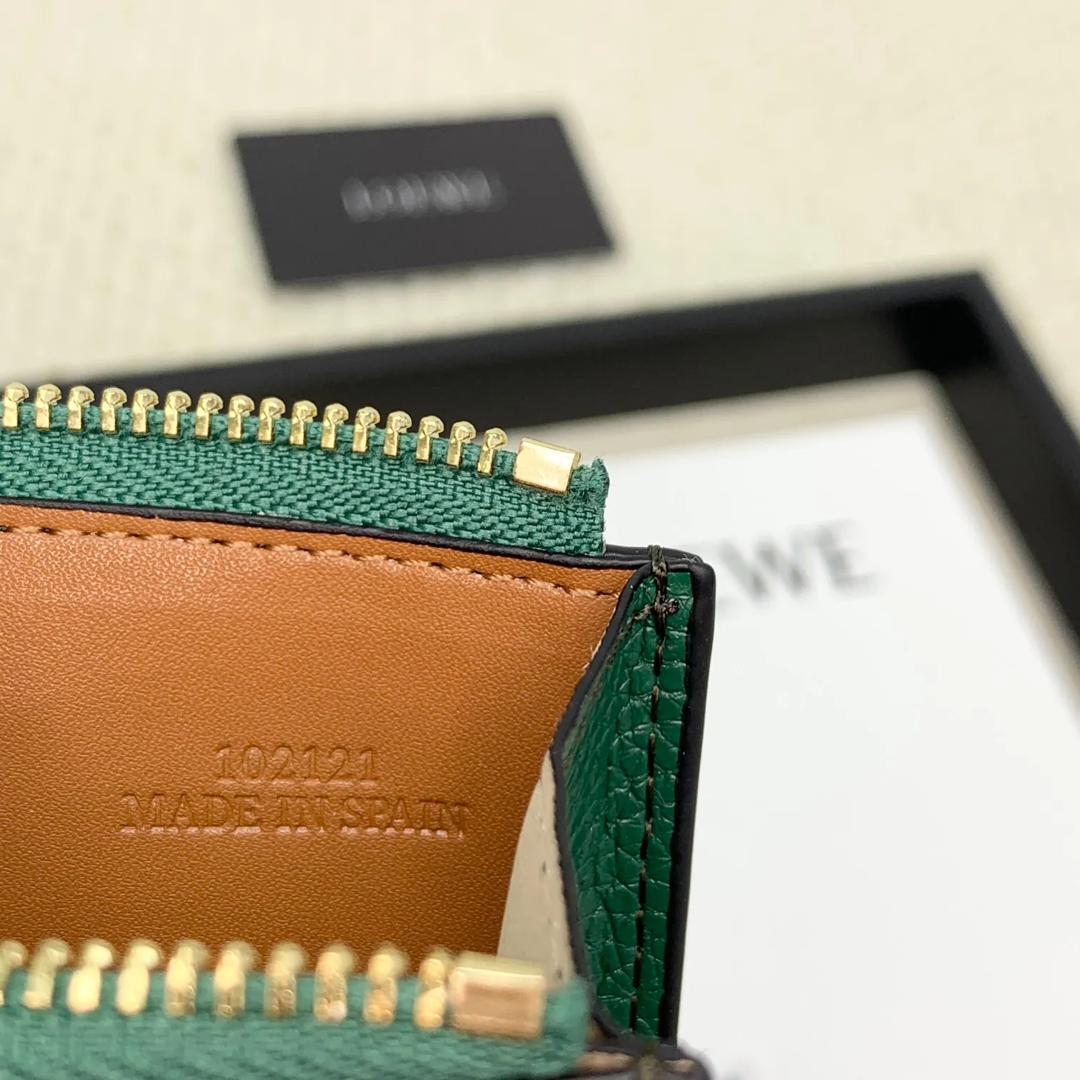 💰120 ·Loewe’s new card holders are back in stock! The new ones are all with metal logos, which are more refined than the old ones~~ Comes with box and dust bag! It’s a good idea to choose this small accessory for Valentine’s Day ~~Model: L1118 Size: 12CM*9.5CM