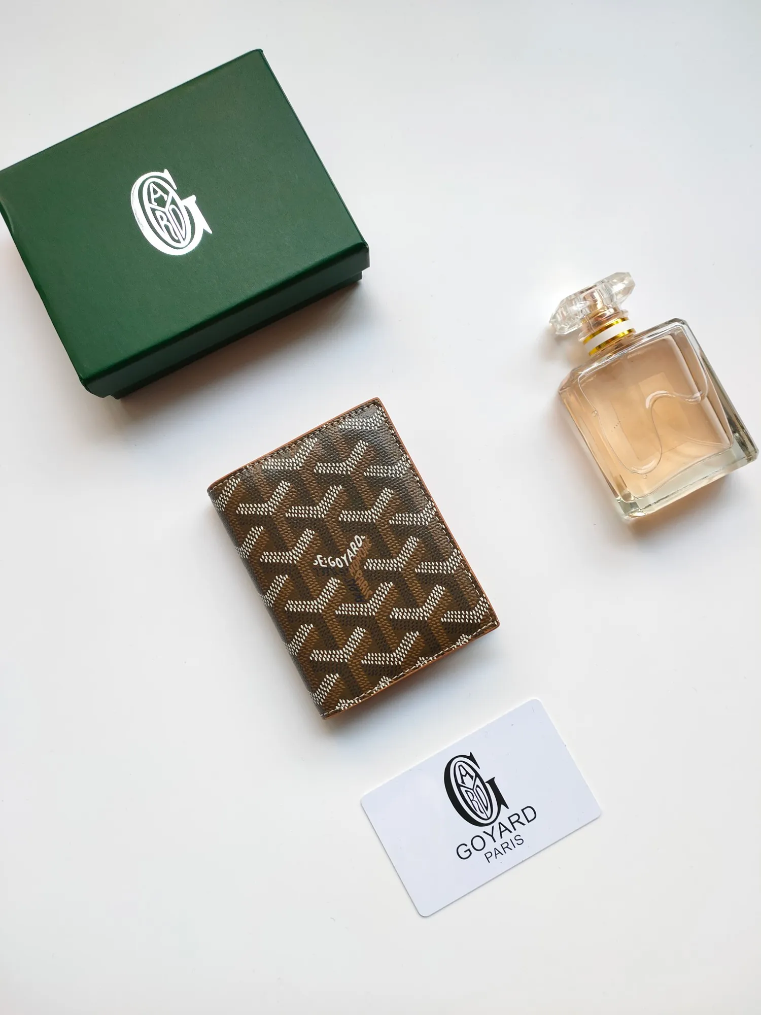 ￥110 GOYARD's new Saint-Marc card holder can be used to store and display badges, as well as cards and banknotes. Whether used to store badges, access cards or transportation cards, the Saint-Marc card holder will perfectly reflect the elegance of the cardholder. Style number: 9637 Size: 10.7 cmx1 cmx8 cm