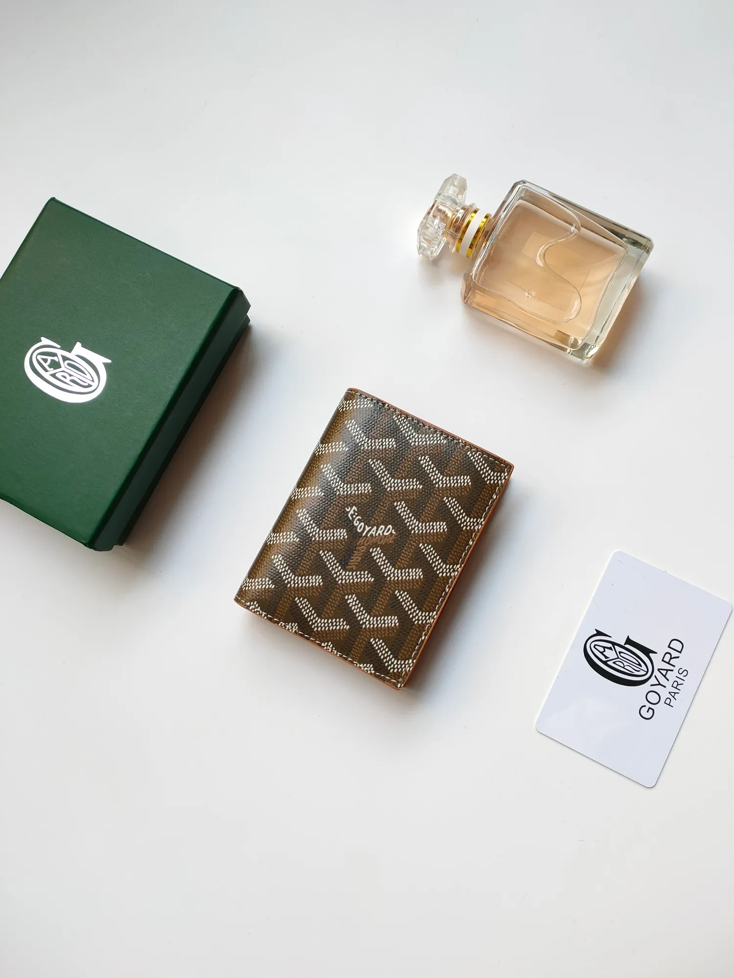 ￥110 GOYARD's new Saint-Marc card holder can be used to store and display badges, as well as cards and banknotes. Whether used to store badges, access cards or transportation cards, the Saint-Marc card holder will perfectly reflect the elegance of the cardholder. Style number: 9637 Size: 10.7 cmx1 cmx8 cm