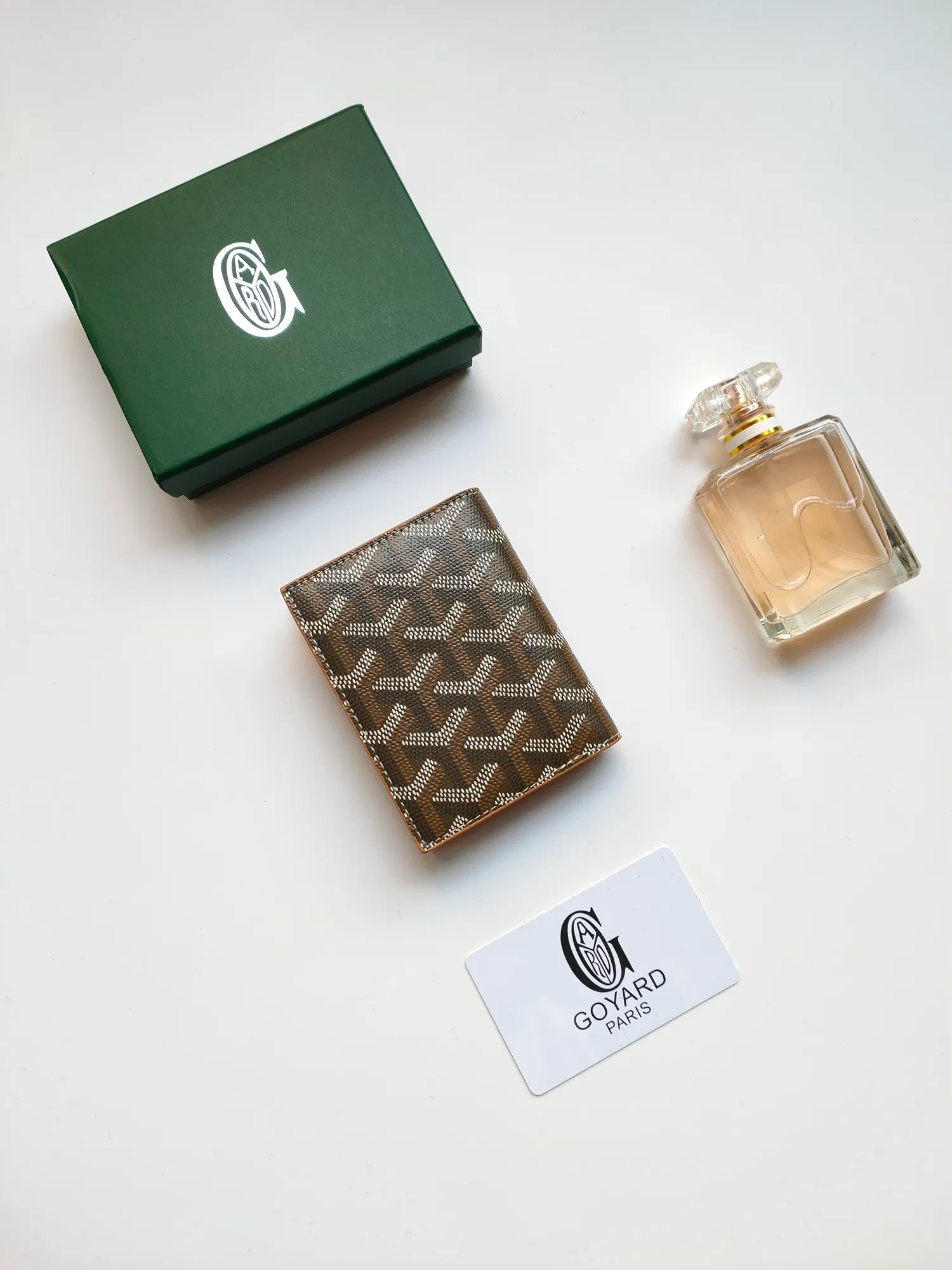 ￥110 GOYARD's new Saint-Marc card holder can be used to store and display badges, as well as cards and banknotes. Whether used to store badges, access cards or transportation cards, the Saint-Marc card holder will perfectly reflect the elegance of the cardholder. Style number: 9637 Size: 10.7 cmx1 cmx8 cm