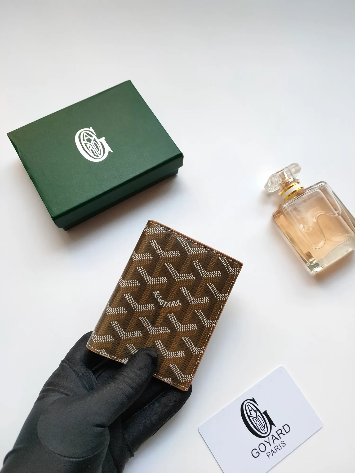 ￥110 GOYARD's new Saint-Marc card holder can be used to store and display badges, as well as cards and banknotes. Whether used to store badges, access cards or transportation cards, the Saint-Marc card holder will perfectly reflect the elegance of the cardholder. Style number: 9637 Size: 10.7 cmx1 cmx8 cm