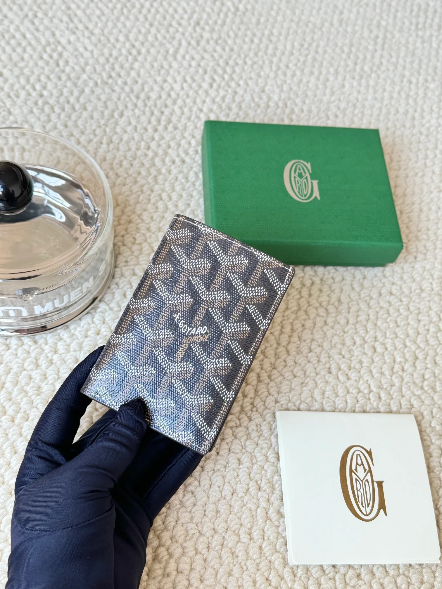 💰120 Goyard Goyardine Canvas & Vauzelles Calfskin No.: 803 Multiple colors available. Can be used as a couple model. It’s yyds to give as a gift for your own use! 6 card slots + two compartments, suitable for traveling. Small and portable, good-looking. Material: goyarine canvas and Vauzelles calfskin. Size: length 8*height 11