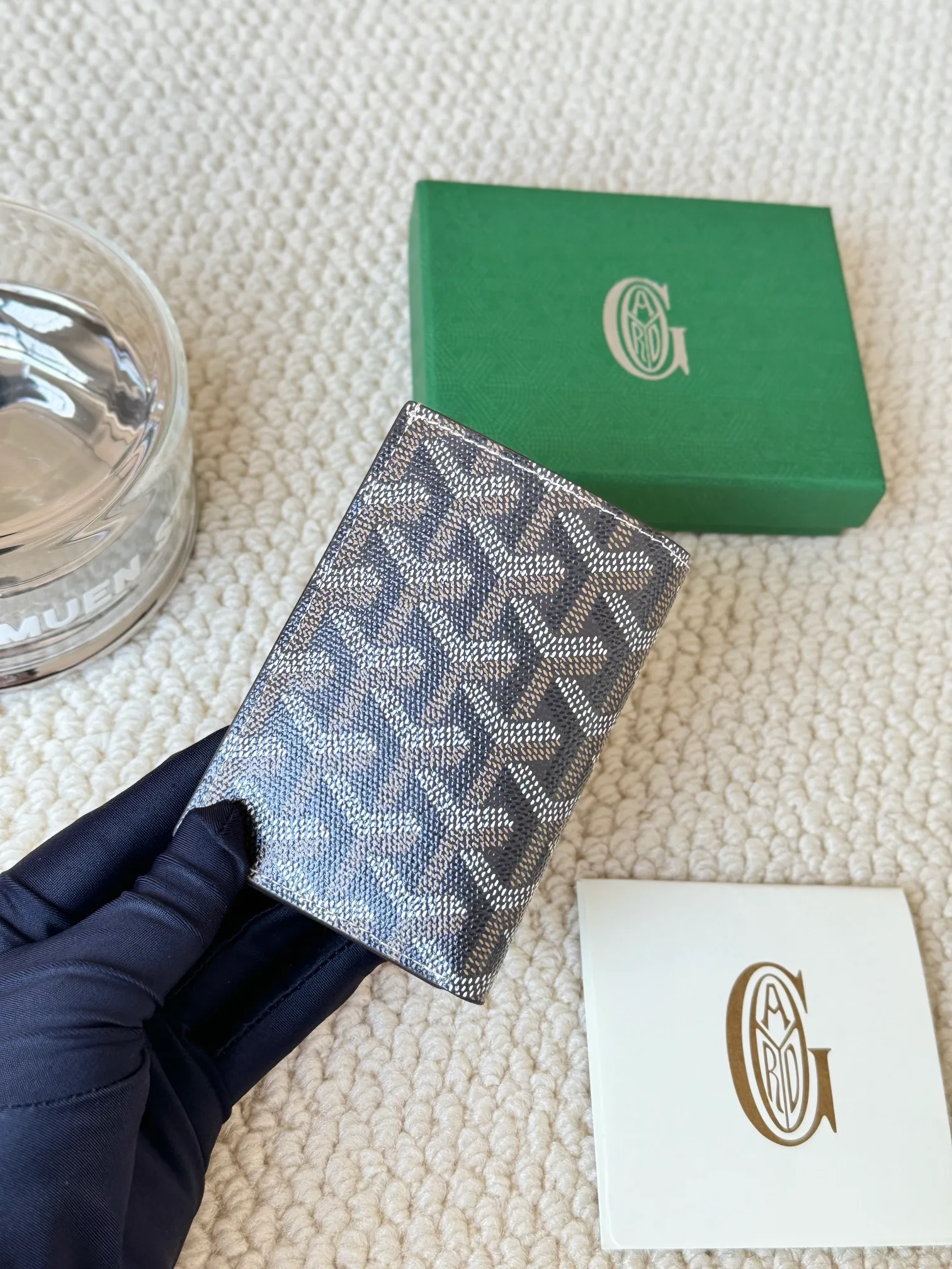 💰120 Goyard Goyardine Canvas & Vauzelles Calfskin No.: 803 Multiple colors available. Can be used as a couple model. It’s yyds to give as a gift for your own use! 6 card slots + two compartments, suitable for traveling. Small and portable, good-looking. Material: goyarine canvas and Vauzelles calfskin. Size: length 8*height 11