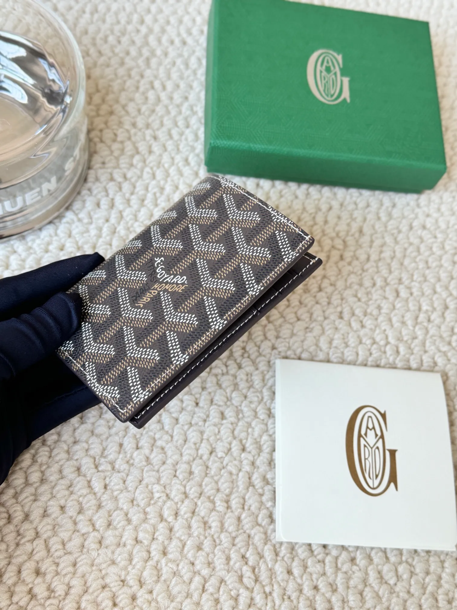 💰120 Goyard Goyardine Canvas & Vauzelles Calfskin No.: 803 Multiple colors available. Can be used as a couple model. It’s yyds to give as a gift for your own use! 6 card slots + two compartments, suitable for traveling. Small and portable, good-looking. Material: goyarine canvas and Vauzelles calfskin. Size: length 8*height 11