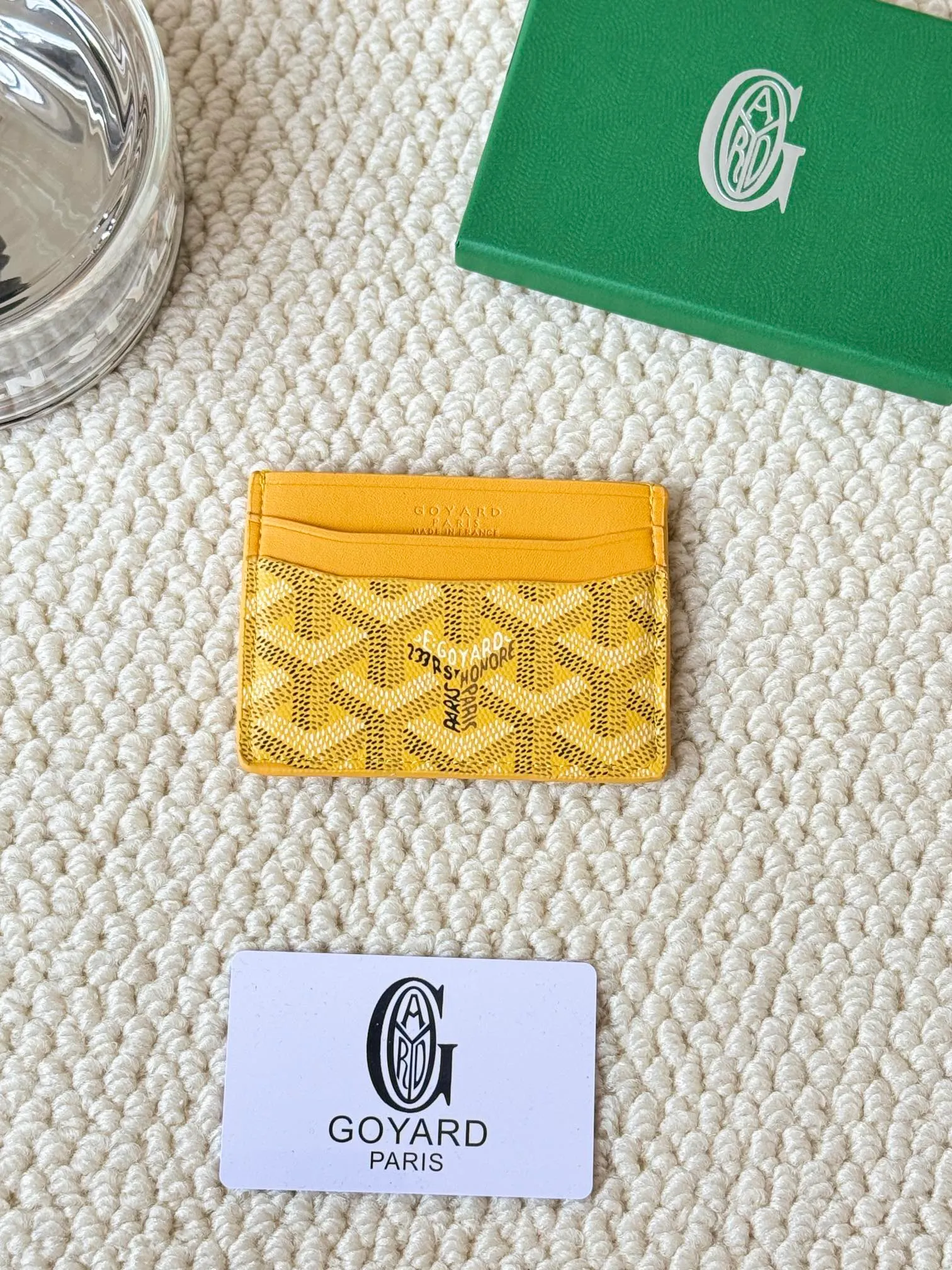 💰100 GOYARD Goya Classic👍🏻The design of Saint-Sulpice card holder is small and compact, and its middle pocket can store cards, documents or folded banknotes. The compact design fits nicely in a jacket or pants pocket. Style number: 9636 Size: 7 x10.5 cm