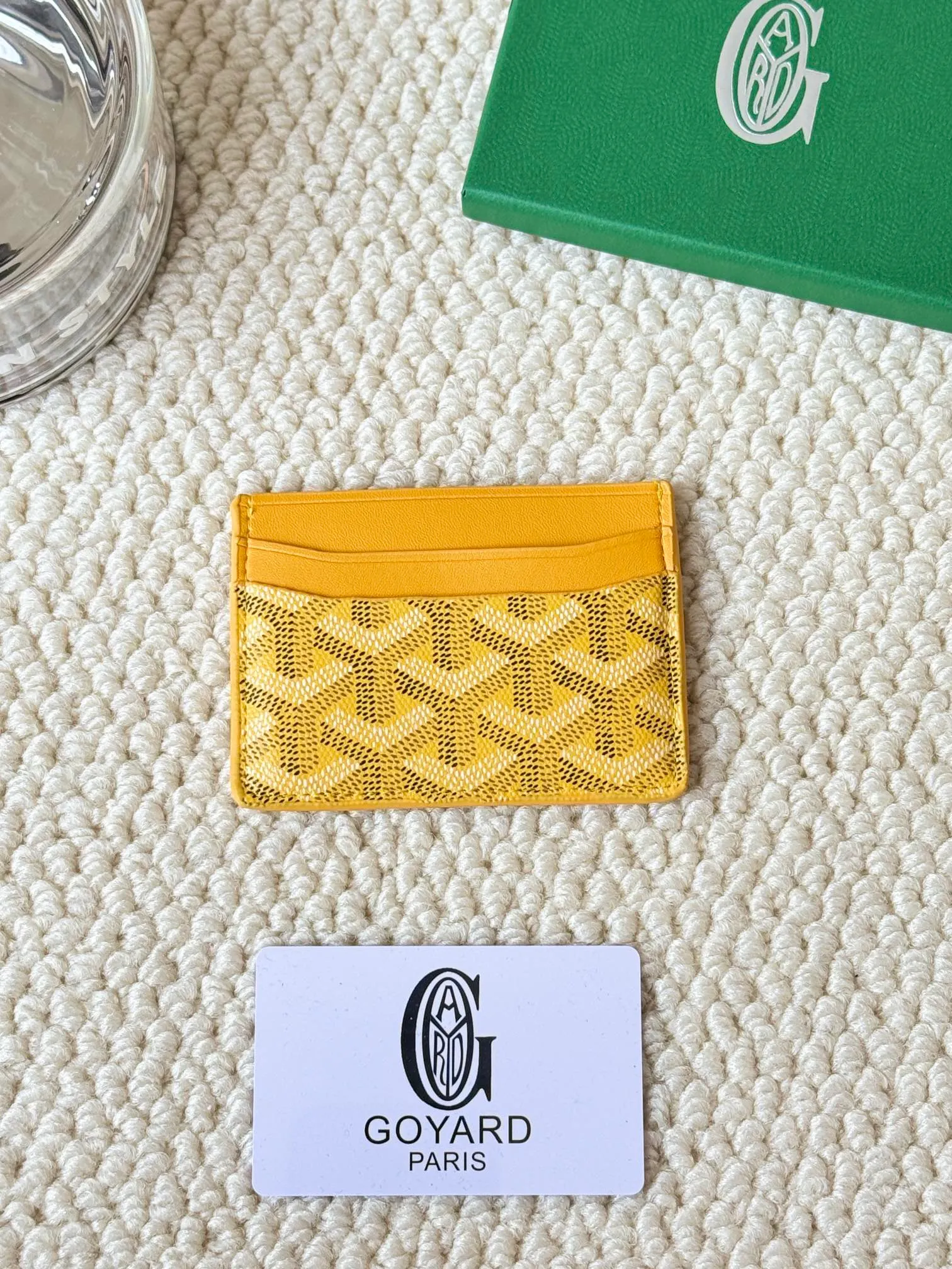 💰100 GOYARD Goya Classic👍🏻The design of Saint-Sulpice card holder is small and compact, and its middle pocket can store cards, documents or folded banknotes. The compact design fits nicely in a jacket or pants pocket. Style number: 9636 Size: 7 x10.5 cm