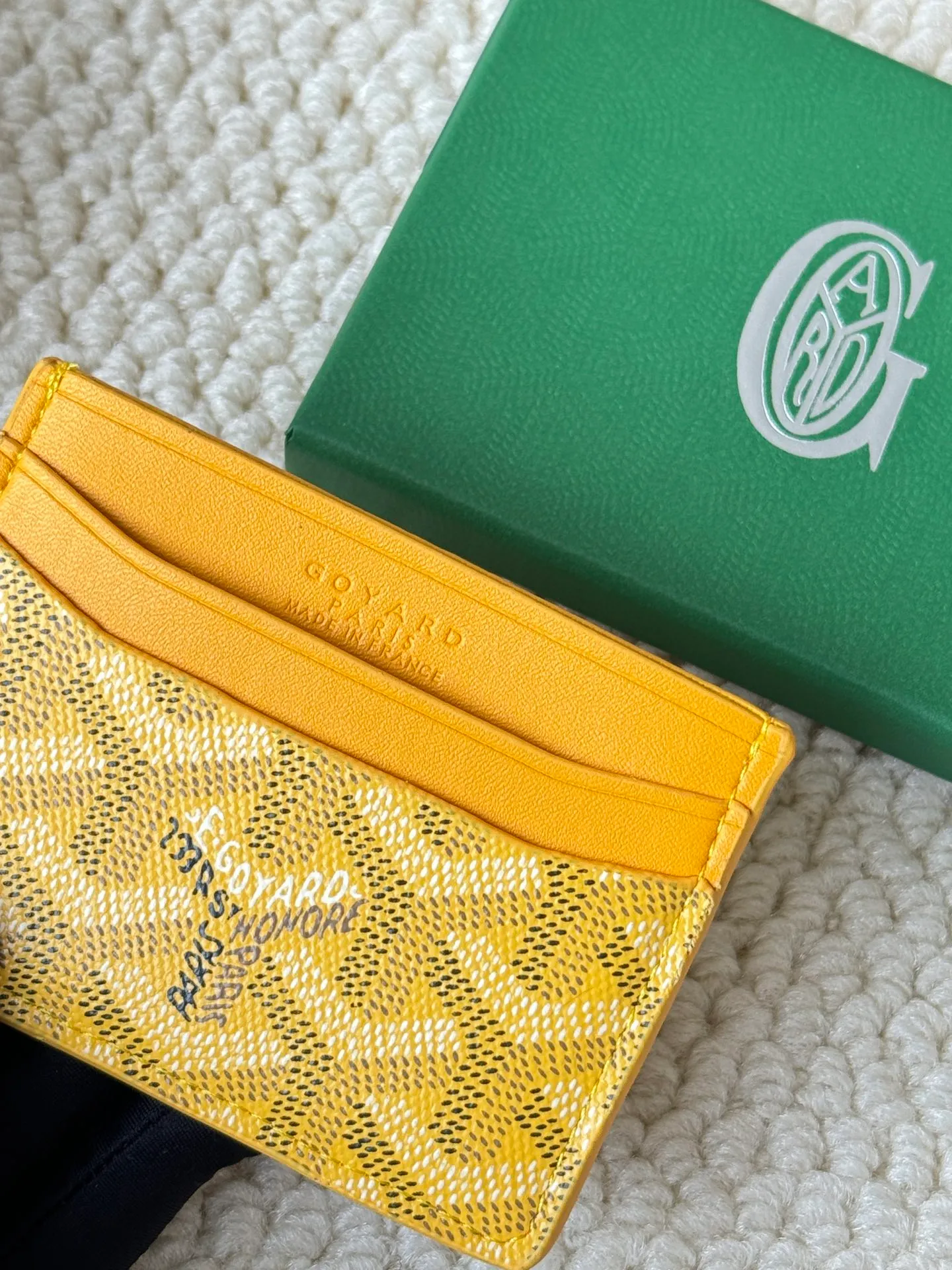 💰100 GOYARD Goya Classic👍🏻The design of Saint-Sulpice card holder is small and compact, and its middle pocket can store cards, documents or folded banknotes. The compact design fits nicely in a jacket or pants pocket. Style number: 9636 Size: 7 x10.5 cm