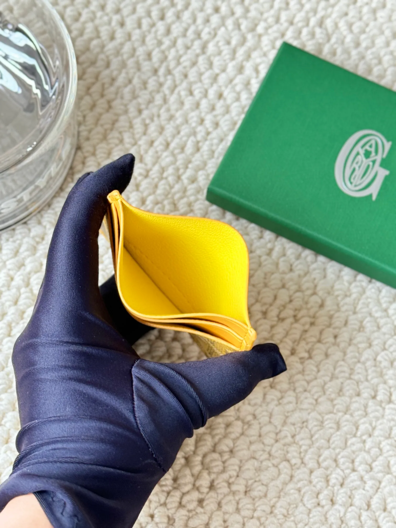 💰100 GOYARD Goya Classic👍🏻The design of Saint-Sulpice card holder is small and compact, and its middle pocket can store cards, documents or folded banknotes. The compact design fits nicely in a jacket or pants pocket. Style number: 9636 Size: 7 x10.5 cm