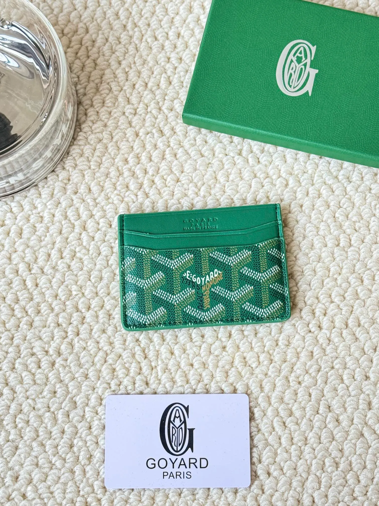 💰100 GOYARD Goya Classic👍🏻The design of Saint-Sulpice card holder is small and compact, and its middle pocket can store cards, documents or folded banknotes. The compact design fits nicely in a jacket or pants pocket. Style number: 9636 Size: 7 x10.5 cm