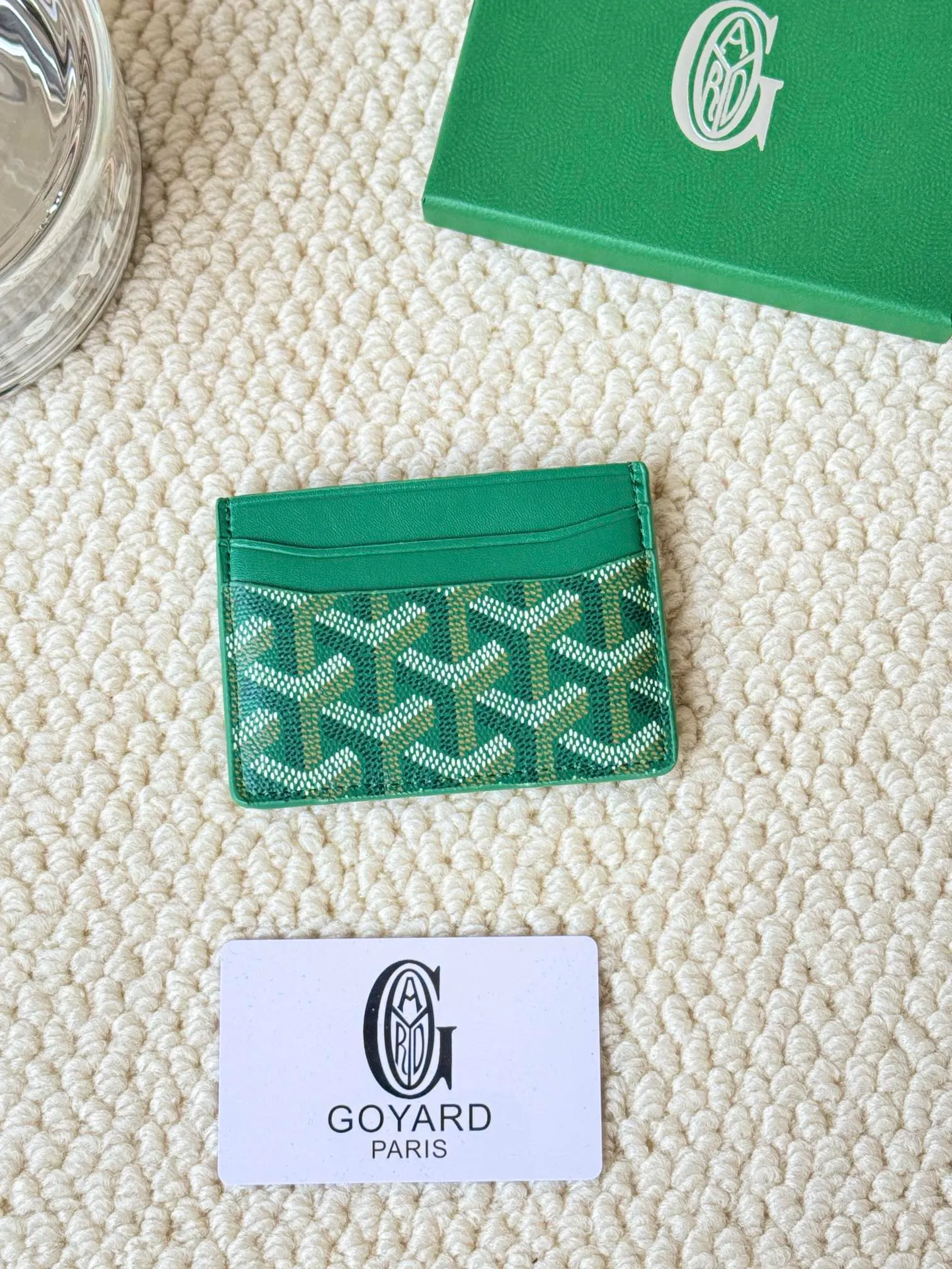 💰100 GOYARD Goya Classic👍🏻The design of Saint-Sulpice card holder is small and compact, and its middle pocket can store cards, documents or folded banknotes. The compact design fits nicely in a jacket or pants pocket. Style number: 9636 Size: 7 x10.5 cm