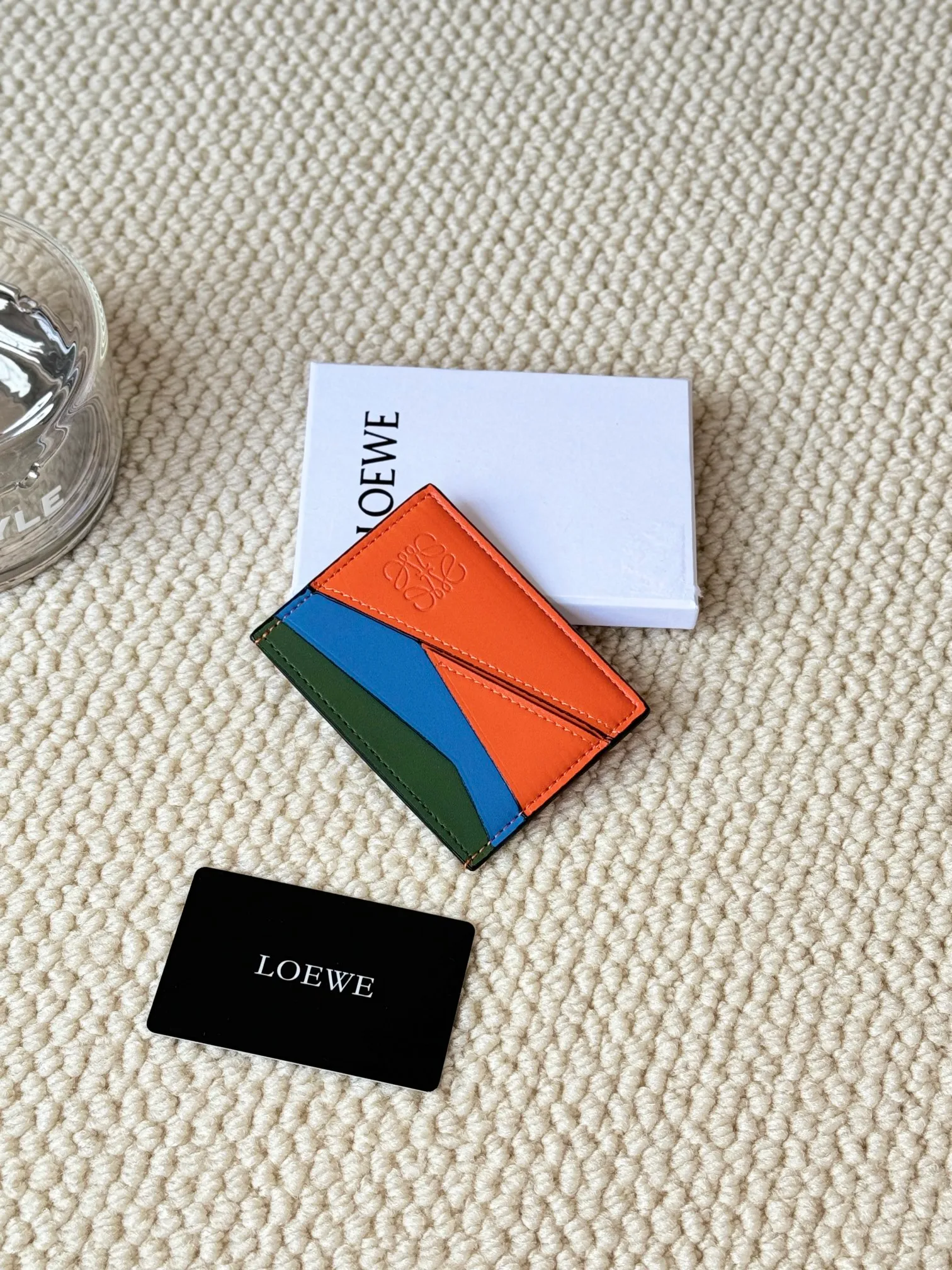 💰100 ·Loewe’s new card holders are back in stock! The new ones are all with metal logos, which are more refined than the old ones~~ Comes with box and dust bag! It’s also a good idea to choose this small accessory for Valentine’s Day ~~Model: L1106 Size: 10*7.5CM