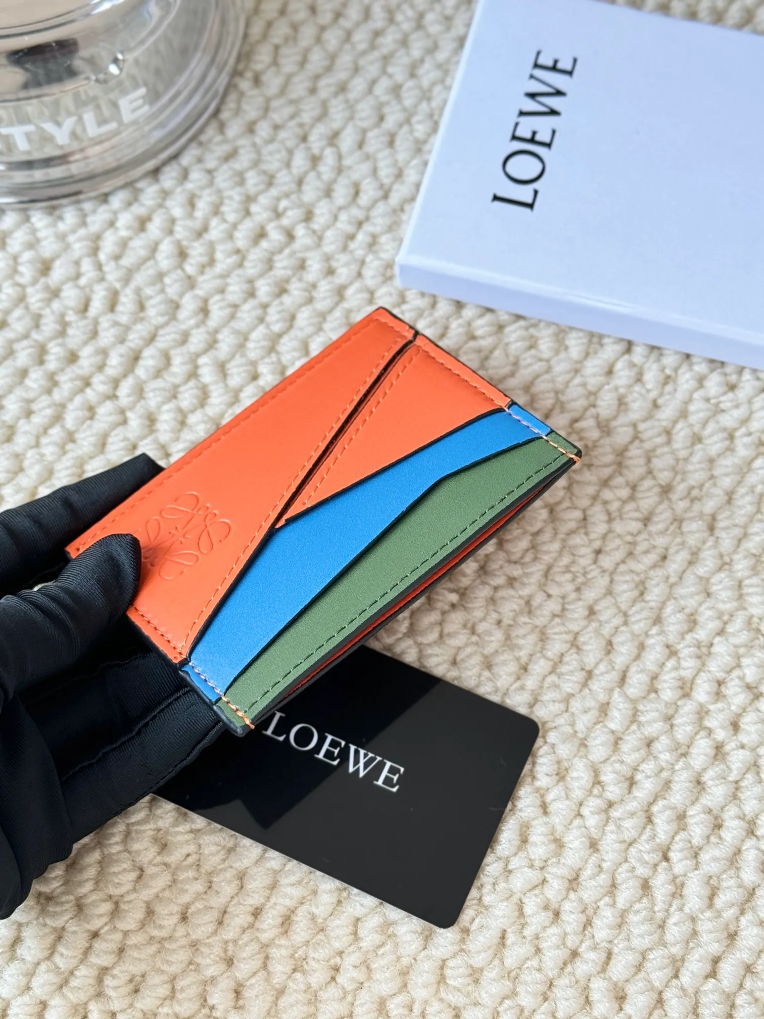 💰100 ·Loewe’s new card holders are back in stock! The new ones are all with metal logos, which are more refined than the old ones~~ Comes with box and dust bag! It’s also a good idea to choose this small accessory for Valentine’s Day ~~Model: L1106 Size: 10*7.5CM