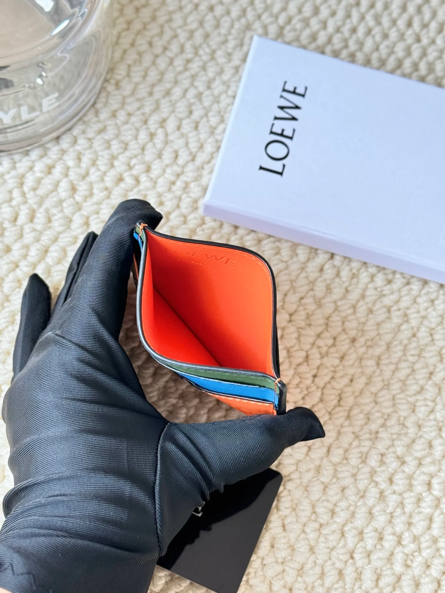 💰100 ·Loewe’s new card holders are back in stock! The new ones are all with metal logos, which are more refined than the old ones~~ Comes with box and dust bag! It’s also a good idea to choose this small accessory for Valentine’s Day ~~Model: L1106 Size: 10*7.5CM
