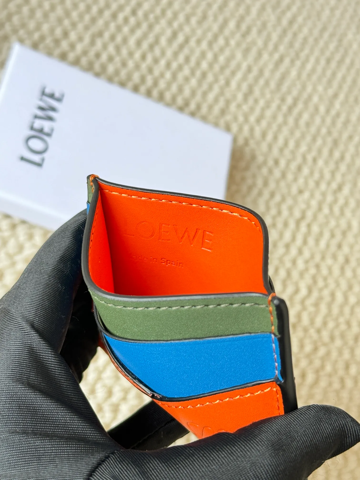 💰100 ·Loewe’s new card holders are back in stock! The new ones are all with metal logos, which are more refined than the old ones~~ Comes with box and dust bag! It’s also a good idea to choose this small accessory for Valentine’s Day ~~Model: L1106 Size: 10*7.5CM