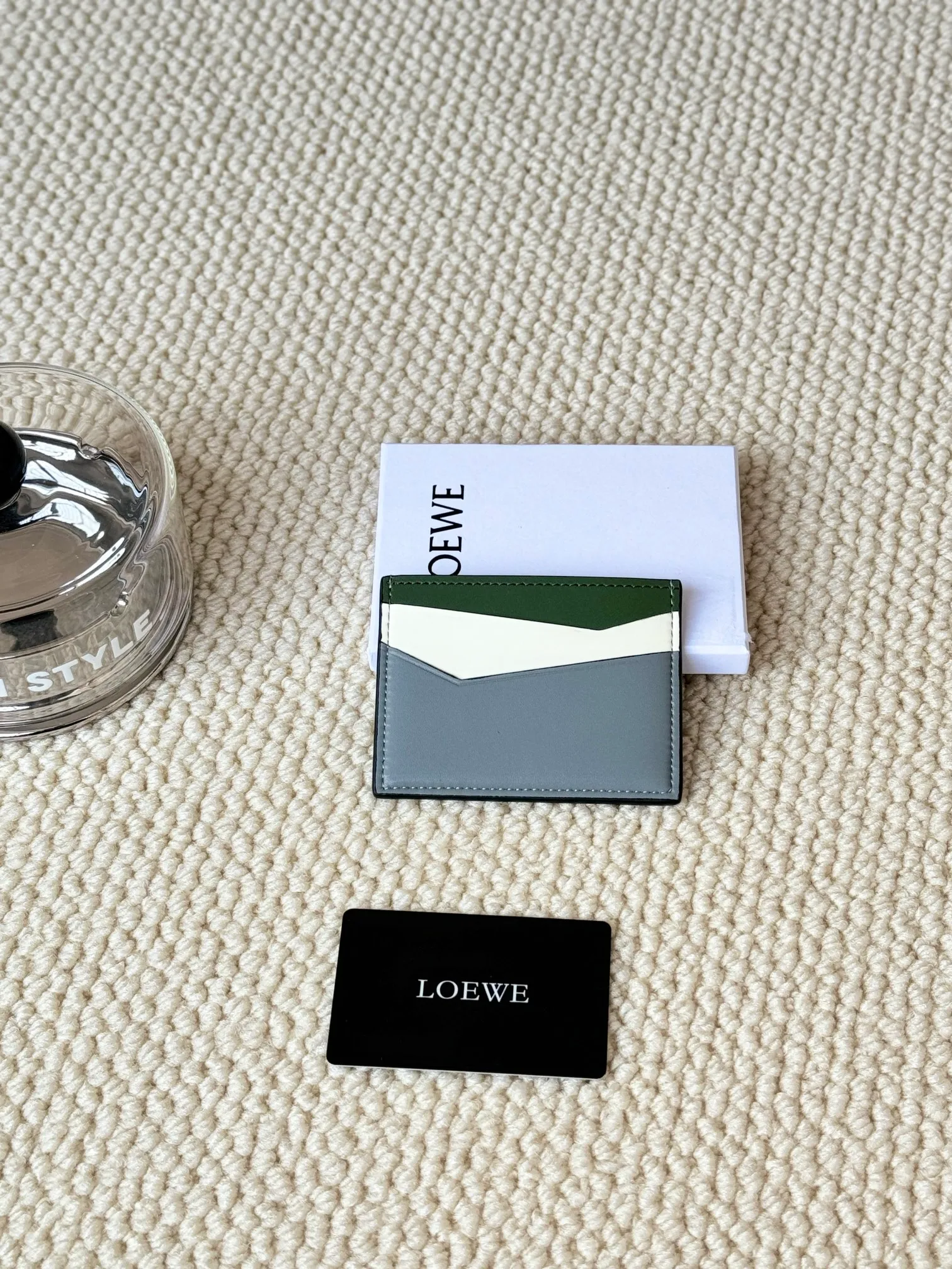 💰100 ·Loewe’s new card holders are back in stock! The new ones are all with metal logos, which are more refined than the old ones~~ Comes with box and dust bag! It’s also a good idea to choose this small accessory for Valentine’s Day ~~Model: L1106 Size: 10*7.5CM