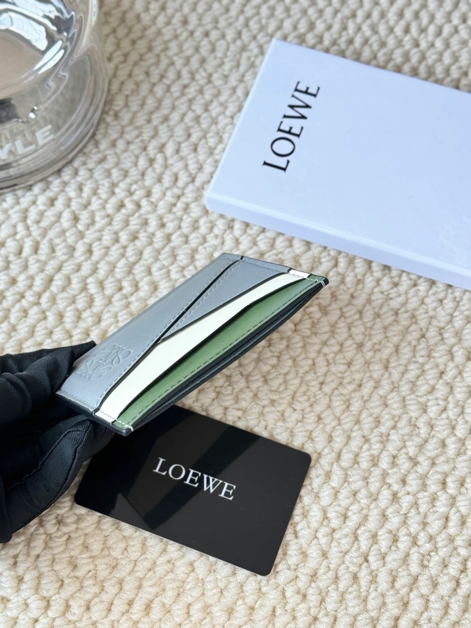 💰100 ·Loewe’s new card holders are back in stock! The new ones are all with metal logos, which are more refined than the old ones~~ Comes with box and dust bag! It’s also a good idea to choose this small accessory for Valentine’s Day ~~Model: L1106 Size: 10*7.5CM