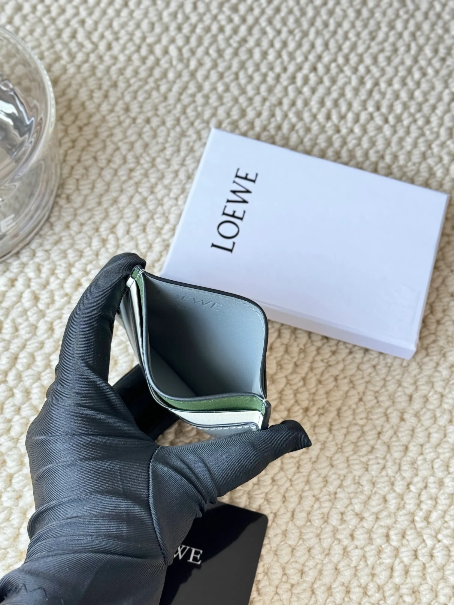 💰100 ·Loewe’s new card holders are back in stock! The new ones are all with metal logos, which are more refined than the old ones~~ Comes with box and dust bag! It’s also a good idea to choose this small accessory for Valentine’s Day ~~Model: L1106 Size: 10*7.5CM