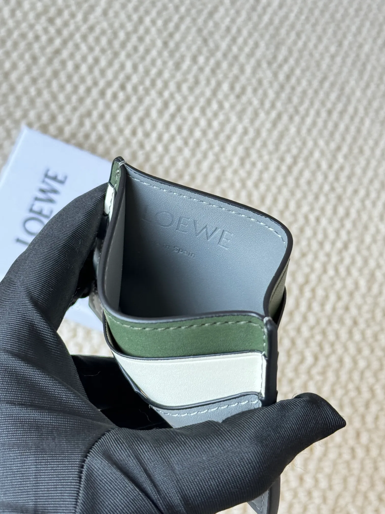 💰100 ·Loewe’s new card holders are back in stock! The new ones are all with metal logos, which are more refined than the old ones~~ Comes with box and dust bag! It’s also a good idea to choose this small accessory for Valentine’s Day ~~Model: L1106 Size: 10*7.5CM