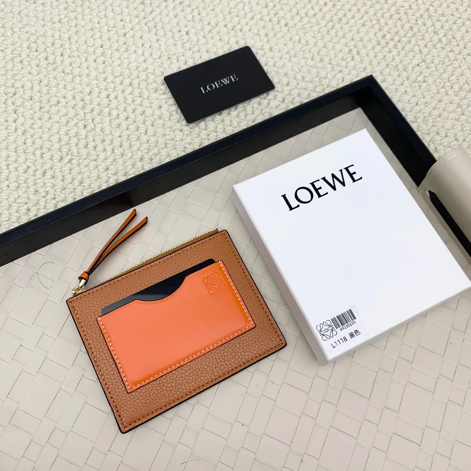 💰120 ·Loewe’s new card holders are back in stock! The new ones are all with metal logos, which are more refined than the old ones~~ Comes with box and dust bag! It’s a good idea to choose this small accessory for Valentine’s Day ~~Model: L1118 Size: 12CM*9.5CM