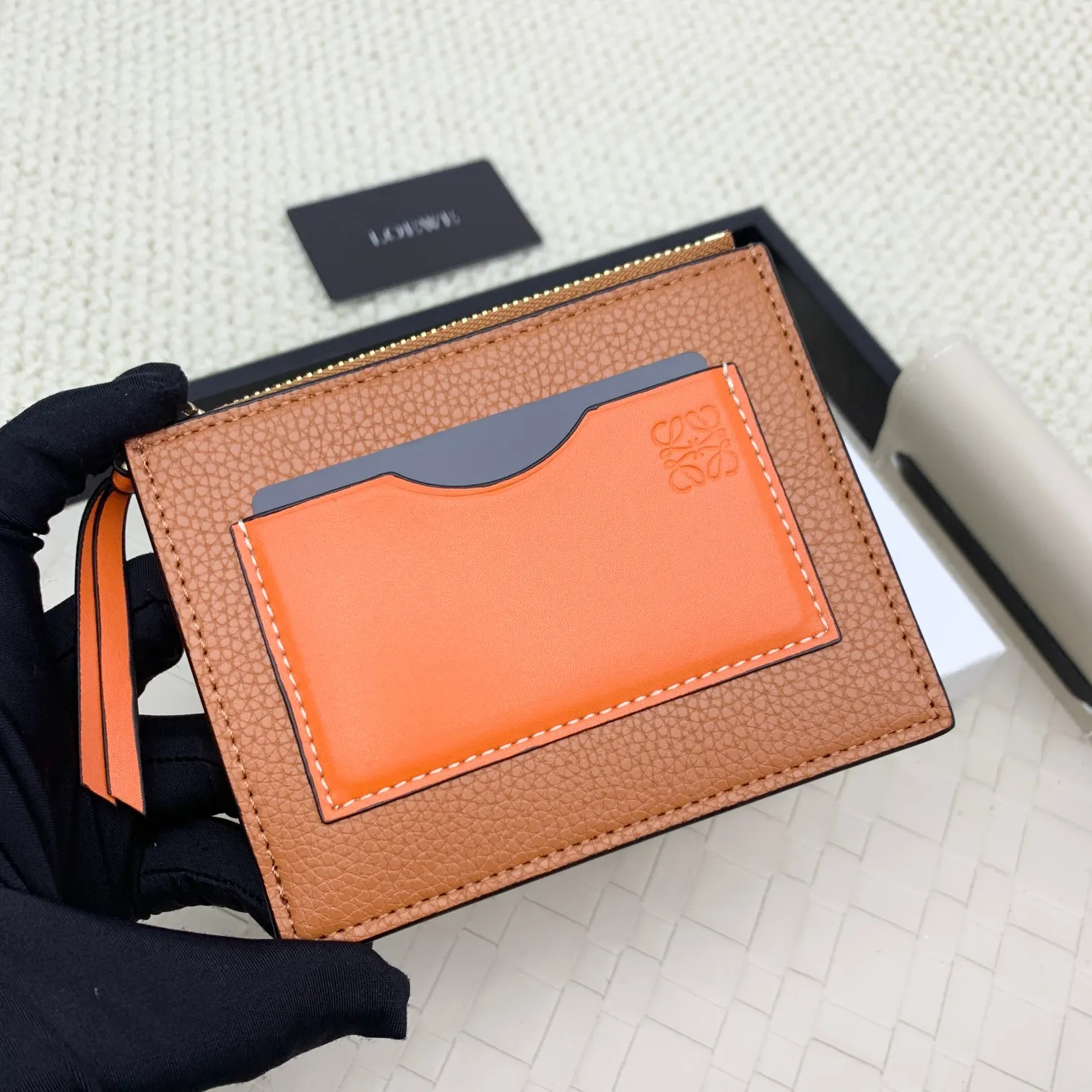 💰120 ·Loewe’s new card holders are back in stock! The new ones are all with metal logos, which are more refined than the old ones~~ Comes with box and dust bag! It’s a good idea to choose this small accessory for Valentine’s Day ~~Model: L1118 Size: 12CM*9.5CM