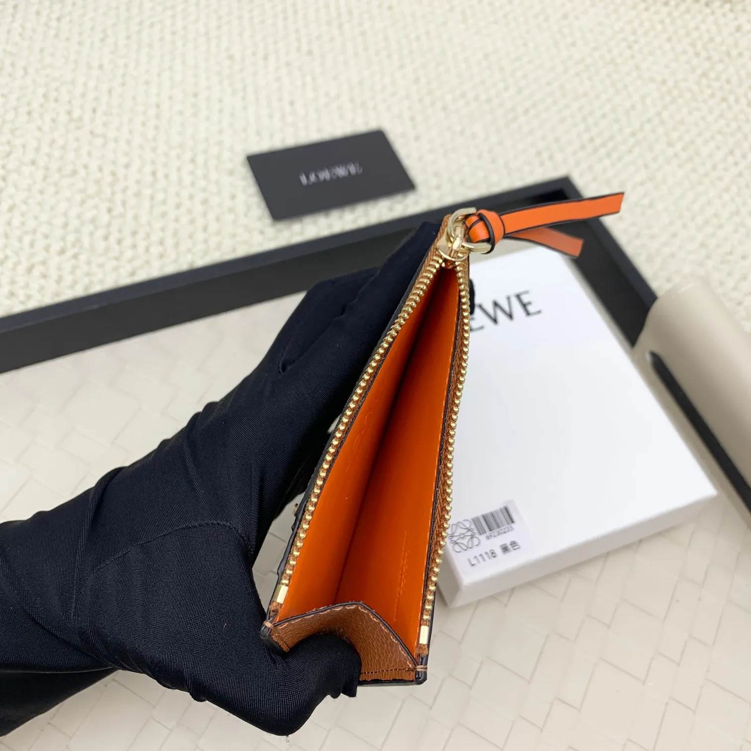 💰120 ·Loewe’s new card holders are back in stock! The new ones are all with metal logos, which are more refined than the old ones~~ Comes with box and dust bag! It’s a good idea to choose this small accessory for Valentine’s Day ~~Model: L1118 Size: 12CM*9.5CM