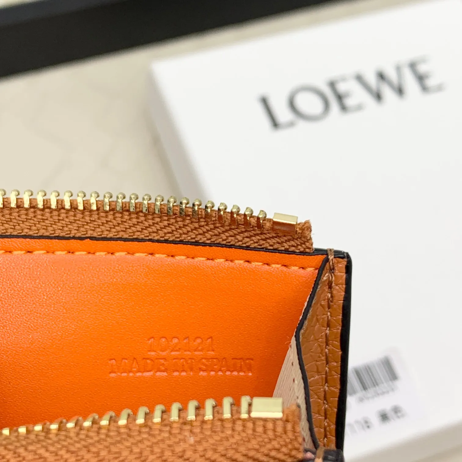 💰120 ·Loewe’s new card holders are back in stock! The new ones are all with metal logos, which are more refined than the old ones~~ Comes with box and dust bag! It’s a good idea to choose this small accessory for Valentine’s Day ~~Model: L1118 Size: 12CM*9.5CM