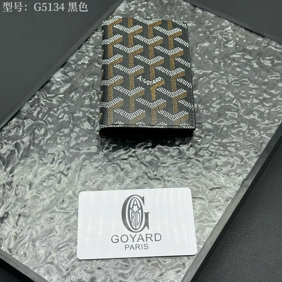 💰100 💎Top original 𝑺𝒂𝒊𝒏𝒕 𝑷𝒊𝒆𝒓𝒓𝒆 𝐠𝐨𝐲𝐚𝐫𝐝 Hot style 💕 Goya wallet card holder It is fully functional and has a large-sized banknote pocket that can hold cards, documents and banknotes at the same time. The compact design is just right for putting in a jacket or pants pocket. Style number: G5134 Size:7.5*1.5*11cm.