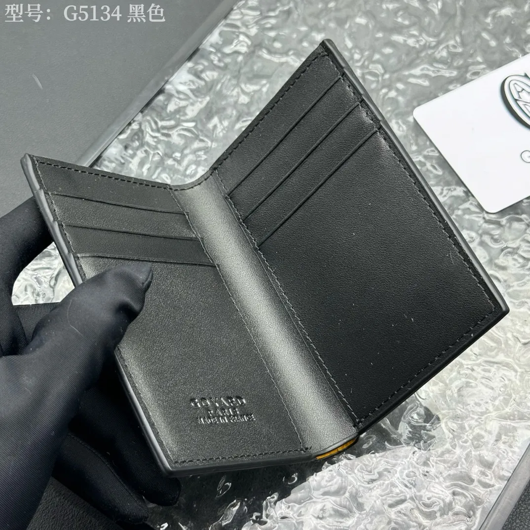 💰100 💎Top original 𝑺𝒂𝒊𝒏𝒕 𝑷𝒊𝒆𝒓𝒓𝒆 𝐠𝐨𝐲𝐚𝐫𝐝 Hot style 💕 Goya wallet card holder It is fully functional and has a large-sized banknote pocket that can hold cards, documents and banknotes at the same time. The compact design is just right for putting in a jacket or pants pocket. Style number: G5134 Size:7.5*1.5*11cm.