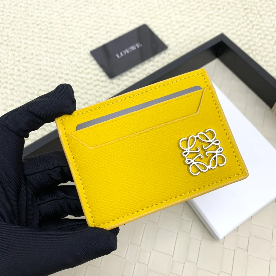 💰100 ·Loewe’s new card holders are back in stock! The new ones are all with metal logos, which are more refined than the old ones~~ Comes with box and dust bag! It’s a good idea to choose this small accessory for Valentine’s Day ~~Model: L1109 Size: 10*7.5CM​