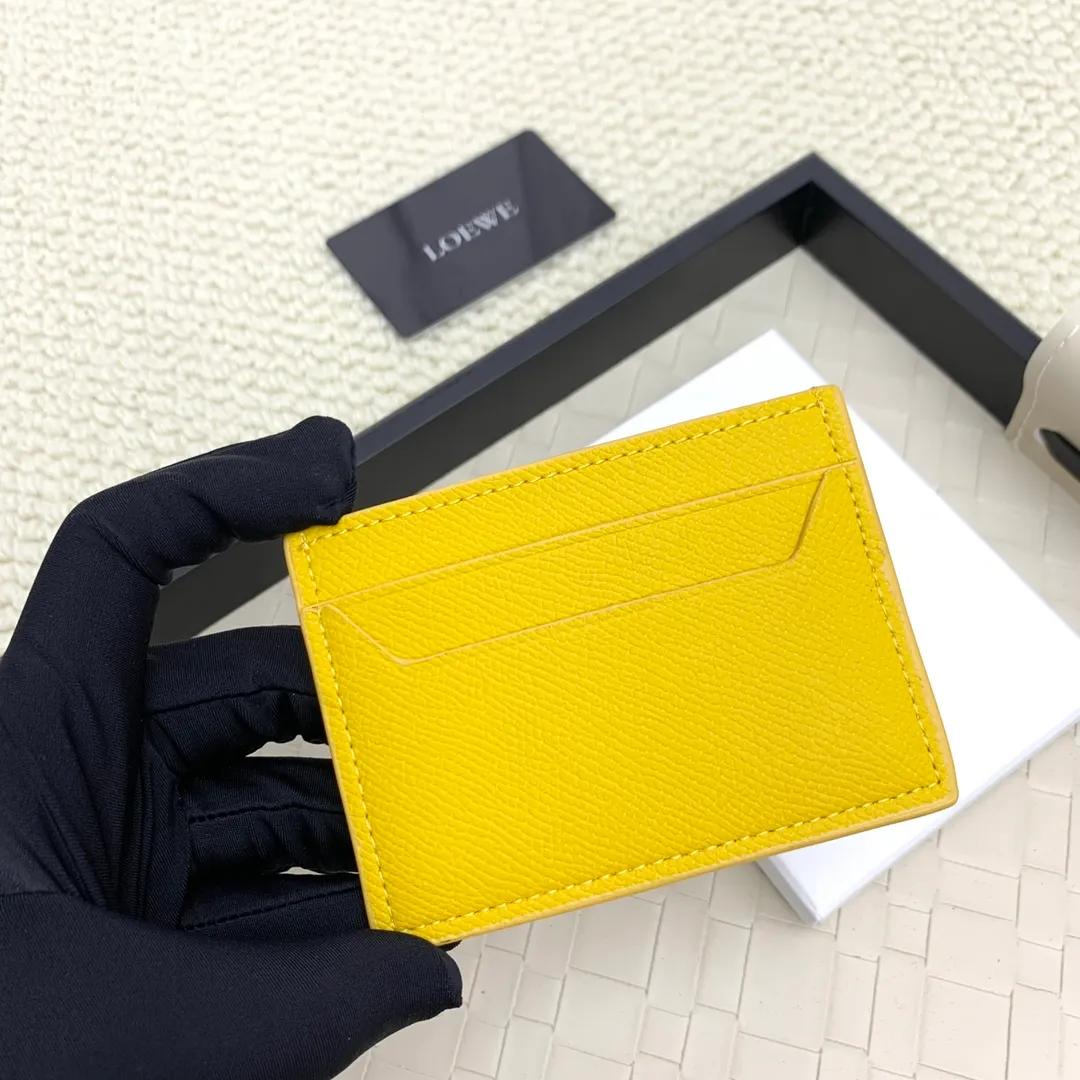 💰100 ·Loewe’s new card holders are back in stock! The new ones are all with metal logos, which are more refined than the old ones~~ Comes with box and dust bag! It’s a good idea to choose this small accessory for Valentine’s Day ~~Model: L1109 Size: 10*7.5CM​