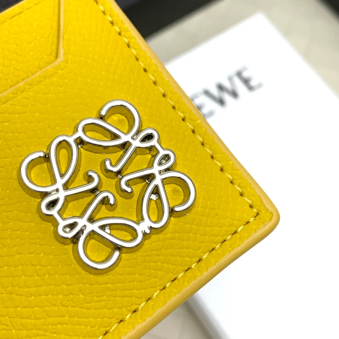 💰100 ·Loewe’s new card holders are back in stock! The new ones are all with metal logos, which are more refined than the old ones~~ Comes with box and dust bag! It’s a good idea to choose this small accessory for Valentine’s Day ~~Model: L1109 Size: 10*7.5CM​