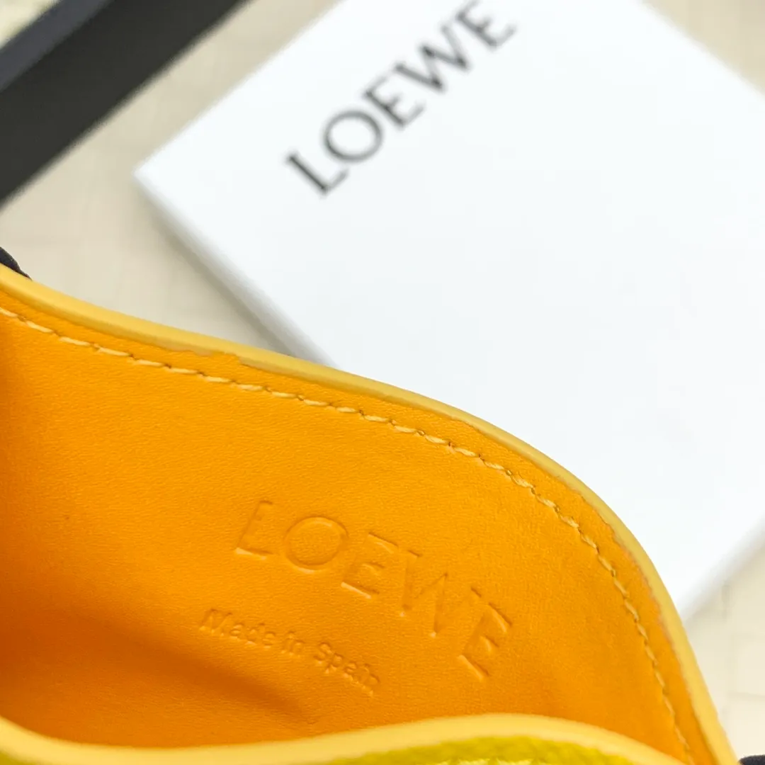 💰100 ·Loewe’s new card holders are back in stock! The new ones are all with metal logos, which are more refined than the old ones~~ Comes with box and dust bag! It’s a good idea to choose this small accessory for Valentine’s Day ~~Model: L1109 Size: 10*7.5CM​
