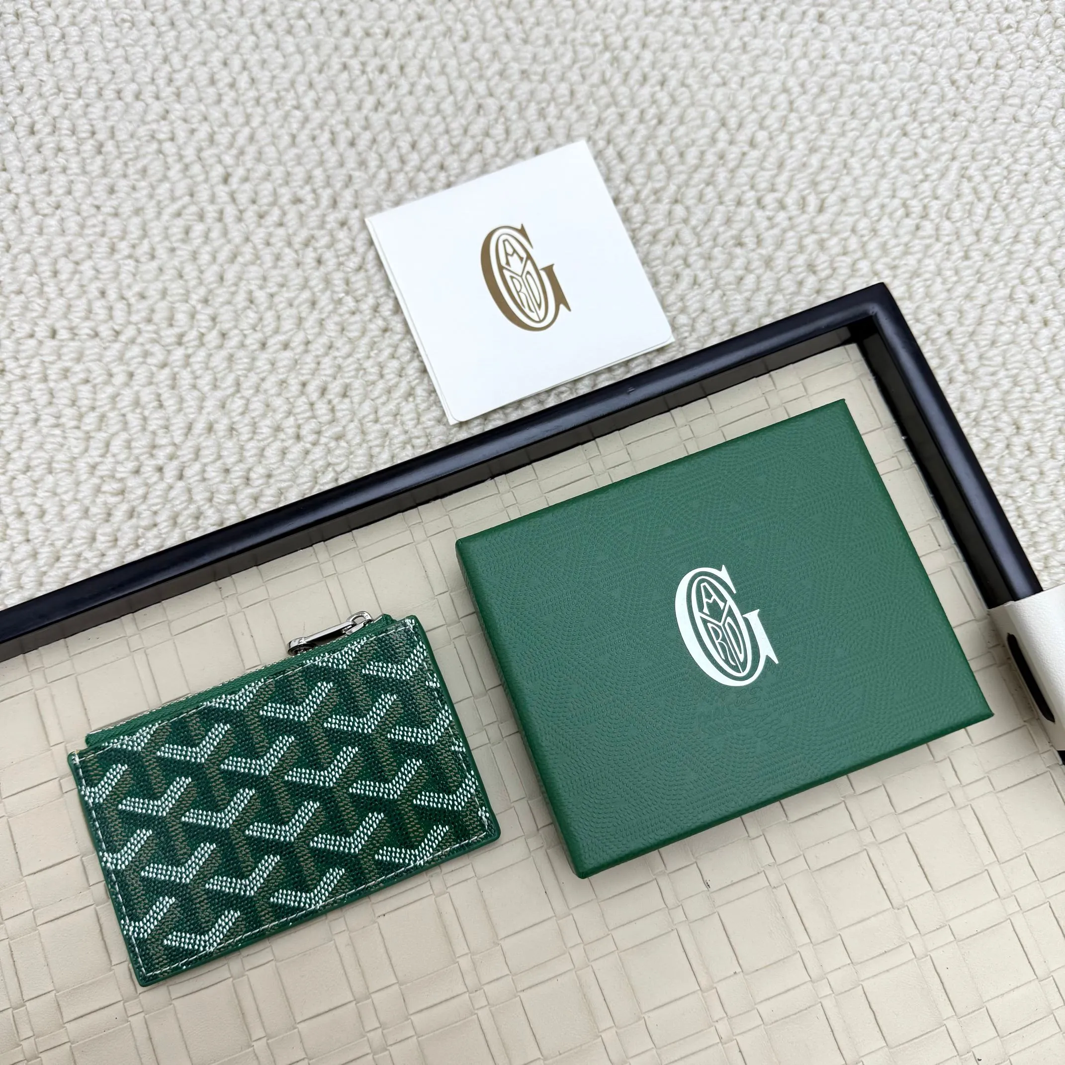 💰 120 Goyard Bourbon zipper coin card holder. This coin card holder has 3 card slots, 1 patch pocket and a zipper pocket to store coins, change or cards, and can safely store change. Exquisite and small, its compact shape can be easily put into a pocket or large bag. Size: 12.5x1x8.4cm No.: 808