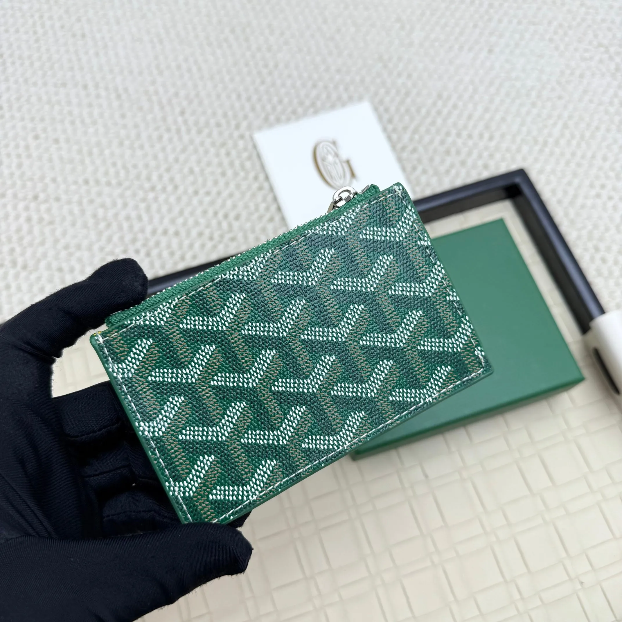 💰 120 Goyard Bourbon zipper coin card holder. This coin card holder has 3 card slots, 1 patch pocket and a zipper pocket to store coins, change or cards, and can safely store change. Exquisite and small, its compact shape can be easily put into a pocket or large bag. Size: 12.5x1x8.4cm No.: 808
