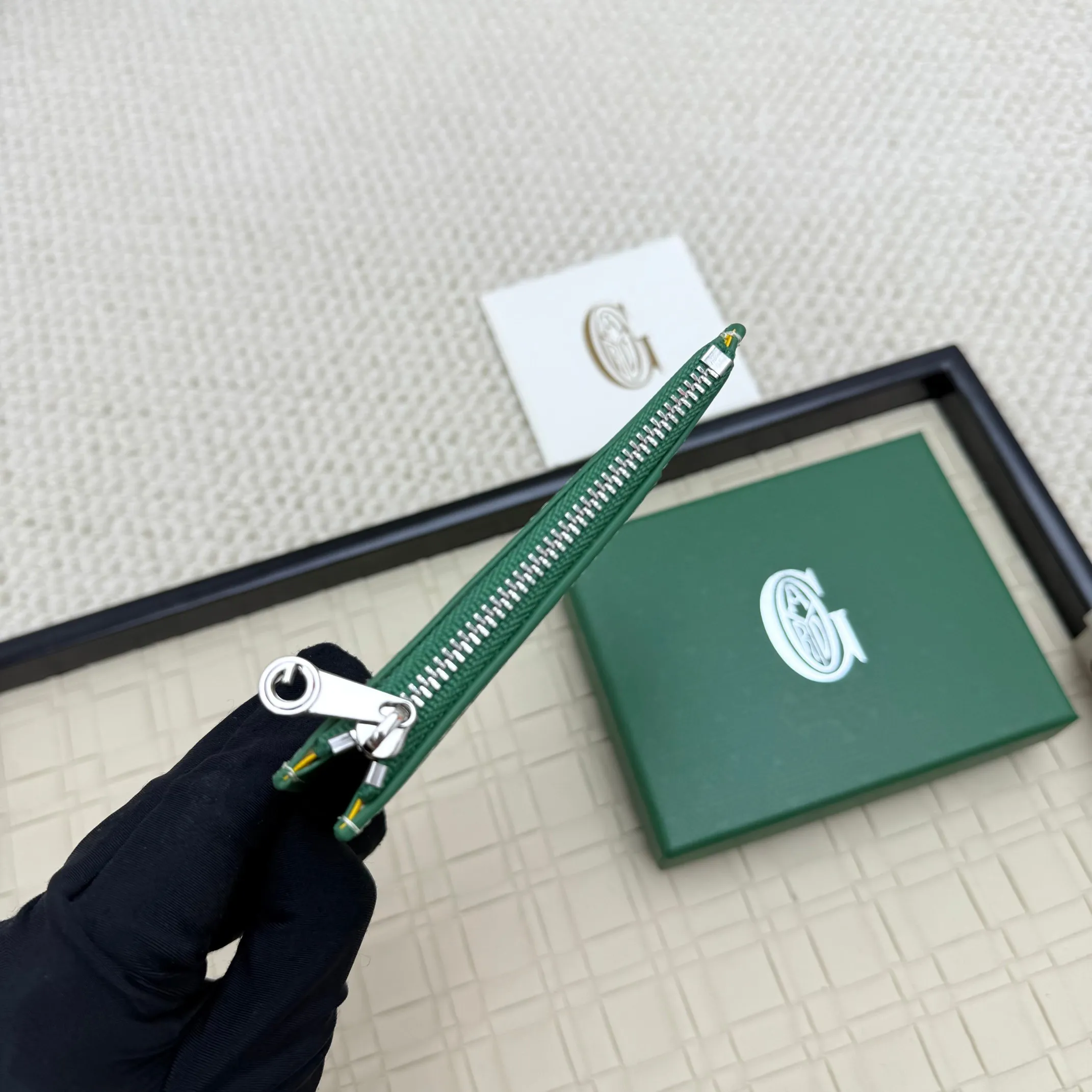 💰 120 Goyard Bourbon zipper coin card holder. This coin card holder has 3 card slots, 1 patch pocket and a zipper pocket to store coins, change or cards, and can safely store change. Exquisite and small, its compact shape can be easily put into a pocket or large bag. Size: 12.5x1x8.4cm No.: 808