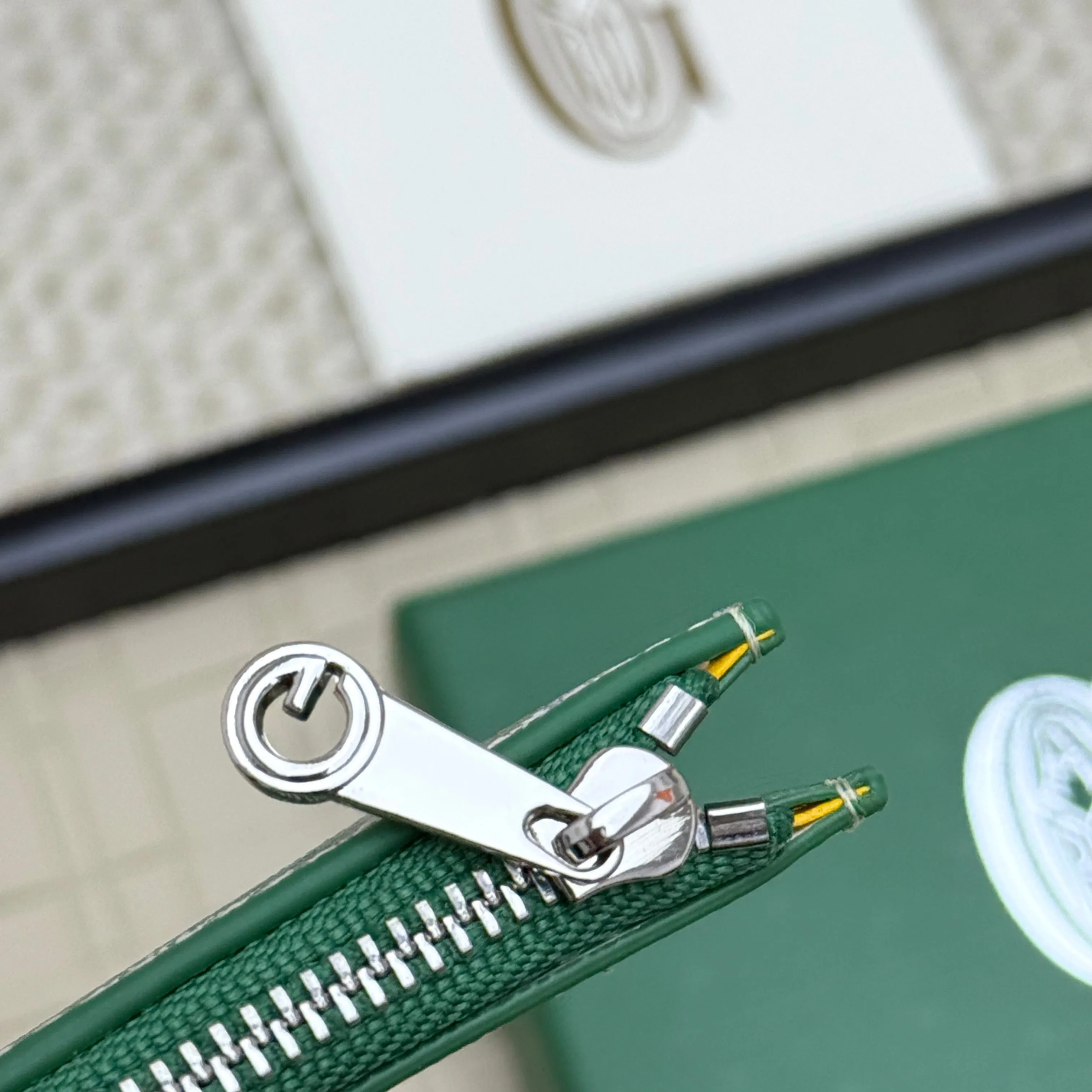 💰 120 Goyard Bourbon zipper coin card holder. This coin card holder has 3 card slots, 1 patch pocket and a zipper pocket to store coins, change or cards, and can safely store change. Exquisite and small, its compact shape can be easily put into a pocket or large bag. Size: 12.5x1x8.4cm No.: 808