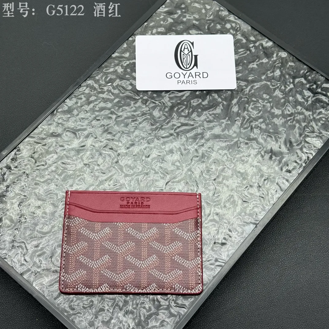 💰90 💎The top-quality original GOYARD Saint-Sulpice card holder has a small and compact design, and its central pocket can store cards, IDs or folded banknotes. The compact design fits nicely in a jacket or pants pocket. Model; G5122 Size: 7*10.5*0.2cm