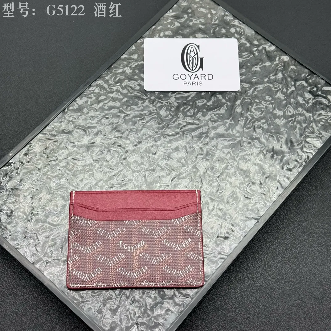 💰90 💎The top-quality original GOYARD Saint-Sulpice card holder has a small and compact design, and its central pocket can store cards, IDs or folded banknotes. The compact design fits nicely in a jacket or pants pocket. Model; G5122 Size: 7*10.5*0.2cm