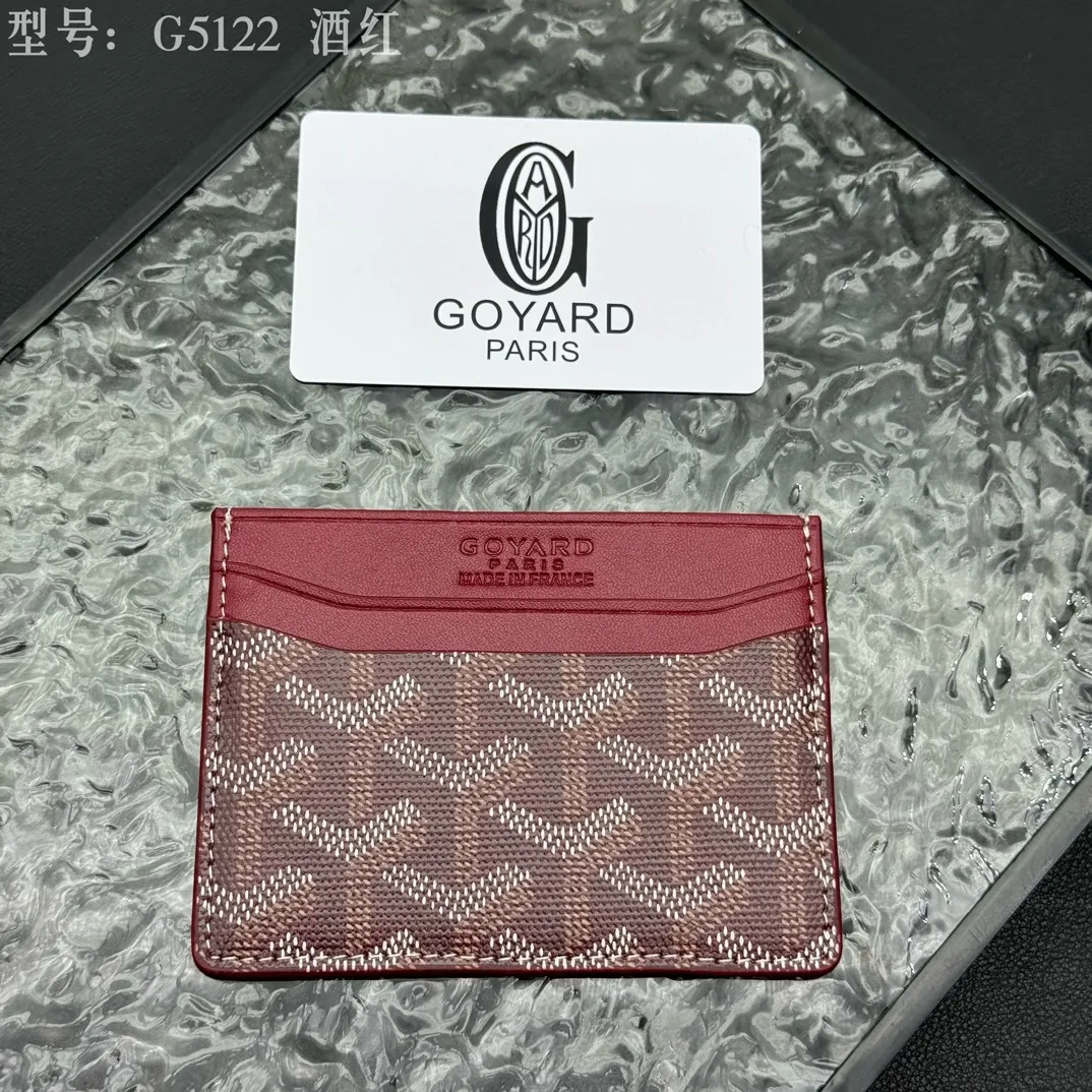 💰90 💎The top-quality original GOYARD Saint-Sulpice card holder has a small and compact design, and its central pocket can store cards, IDs or folded banknotes. The compact design fits nicely in a jacket or pants pocket. Model; G5122 Size: 7*10.5*0.2cm