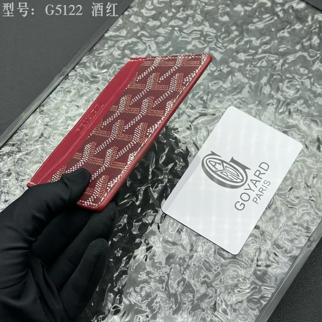 💰90 💎The top-quality original GOYARD Saint-Sulpice card holder has a small and compact design, and its central pocket can store cards, IDs or folded banknotes. The compact design fits nicely in a jacket or pants pocket. Model; G5122 Size: 7*10.5*0.2cm