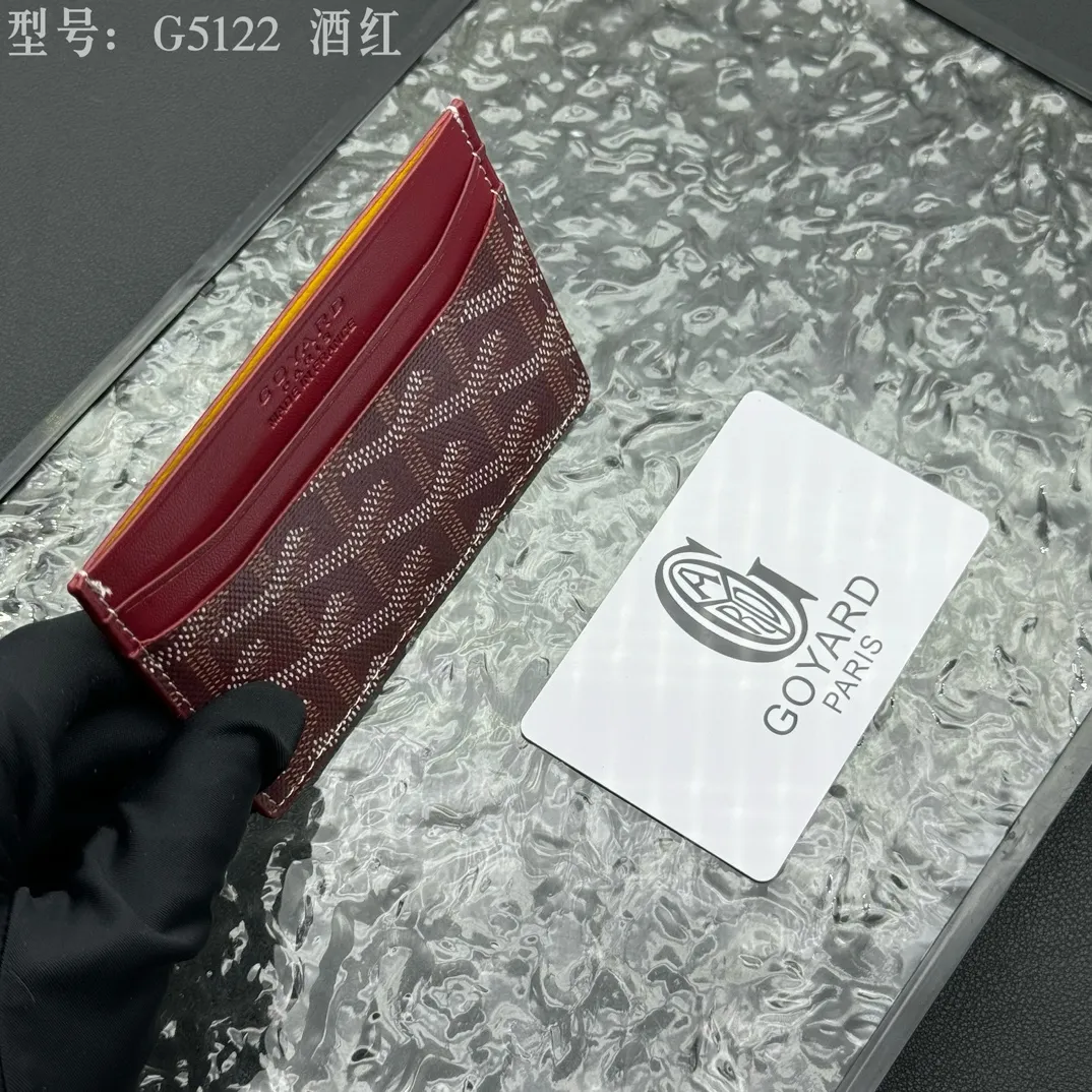 💰90 💎The top-quality original GOYARD Saint-Sulpice card holder has a small and compact design, and its central pocket can store cards, IDs or folded banknotes. The compact design fits nicely in a jacket or pants pocket. Model; G5122 Size: 7*10.5*0.2cm