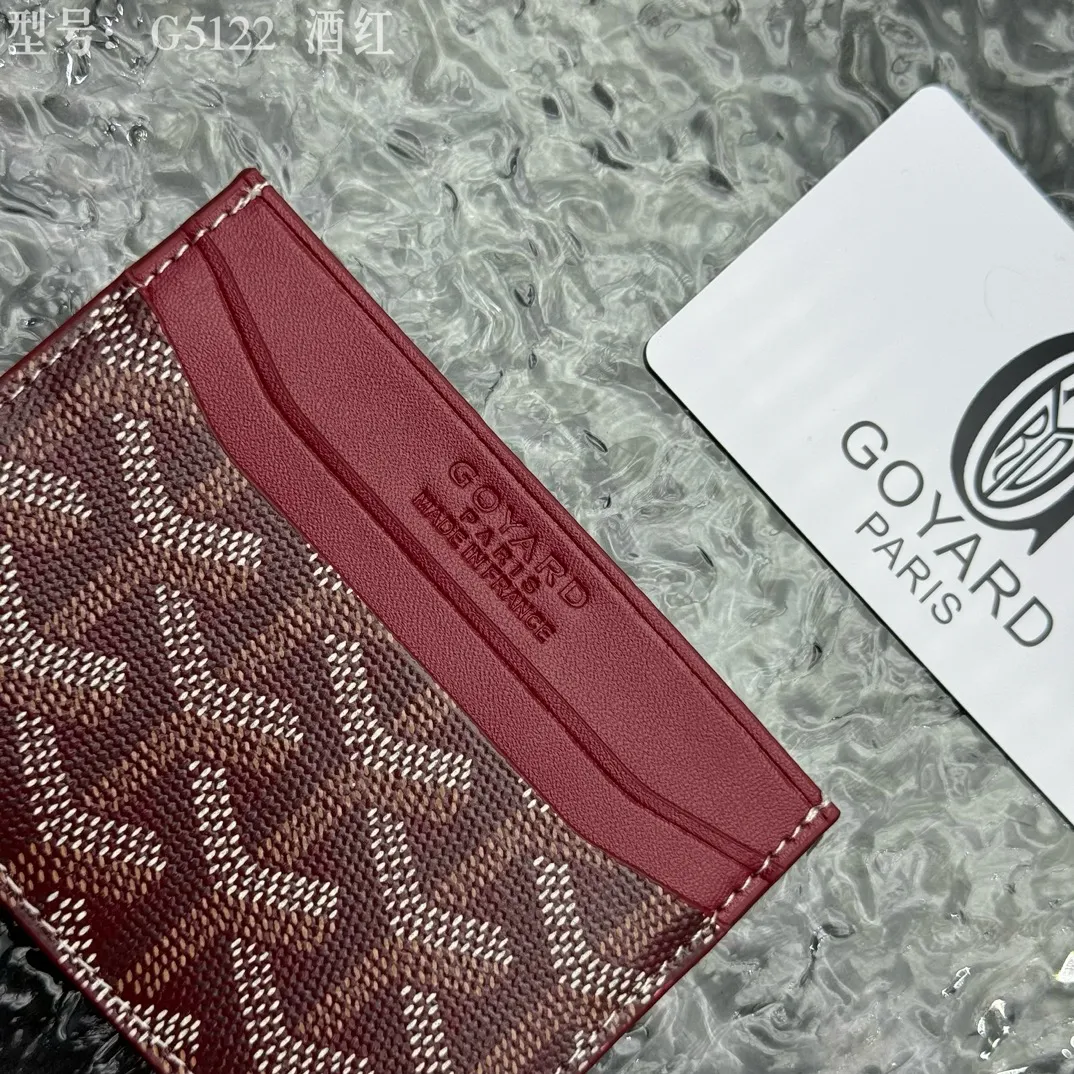 💰90 💎The top-quality original GOYARD Saint-Sulpice card holder has a small and compact design, and its central pocket can store cards, IDs or folded banknotes. The compact design fits nicely in a jacket or pants pocket. Model; G5122 Size: 7*10.5*0.2cm