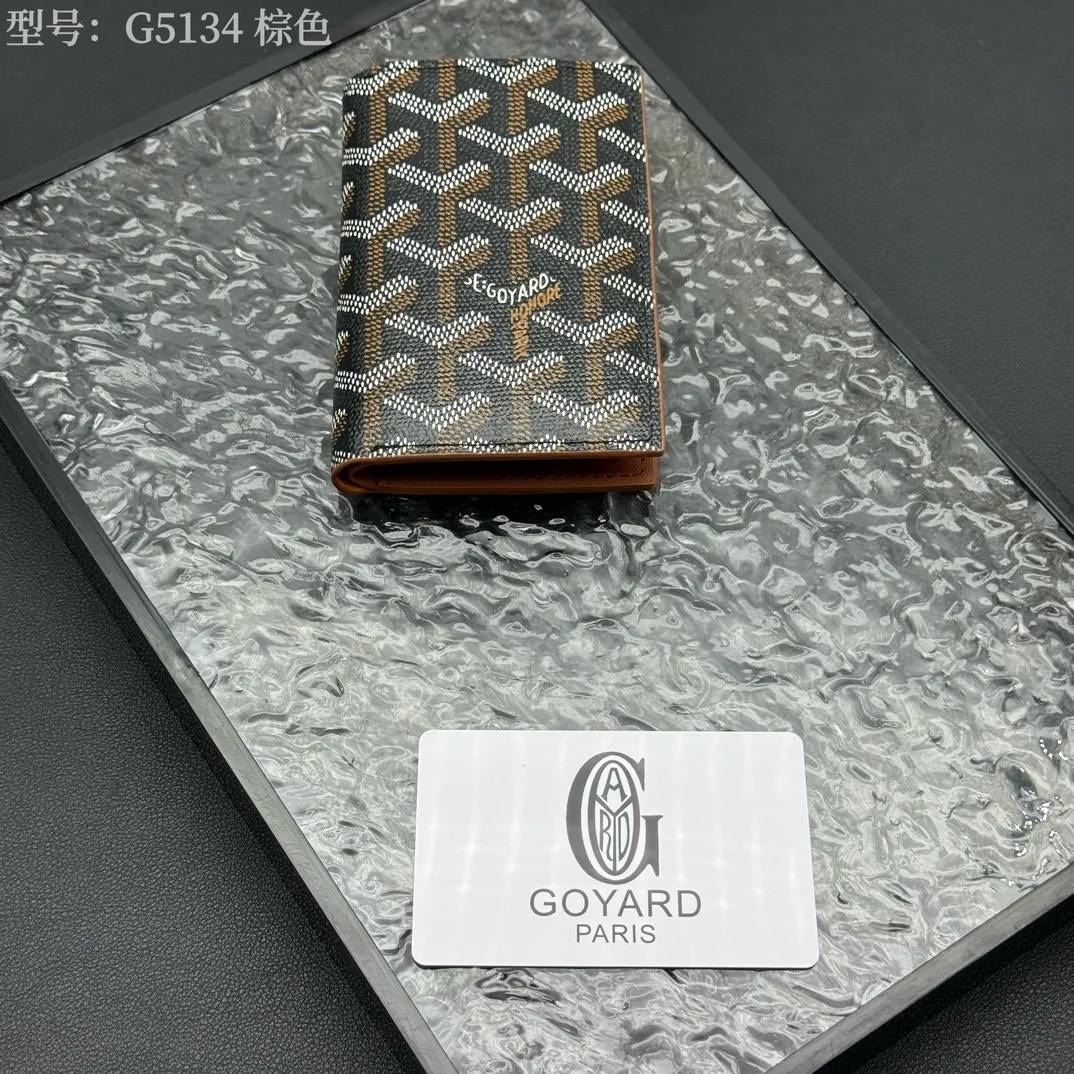 💰100 💎Top original 𝑺𝒂𝒊𝒏𝒕 𝑷𝒊𝒆𝒓𝒓𝒆 𝐠𝐨𝐲𝐚𝐫𝐝 Hot style 💕 Goya wallet card holder It is fully functional and has a large-sized banknote pocket that can hold cards, documents and banknotes at the same time. The compact design is just right for putting in a jacket or pants pocket. Style number: G5134 Size:7.5*1.5*11cm.