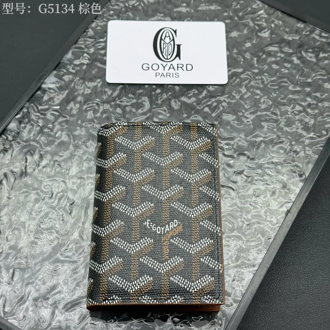 💰100 💎Top original 𝑺𝒂𝒊𝒏𝒕 𝑷𝒊𝒆𝒓𝒓𝒆 𝐠𝐨𝐲𝐚𝐫𝐝 Hot style 💕 Goya wallet card holder It is fully functional and has a large-sized banknote pocket that can hold cards, documents and banknotes at the same time. The compact design is just right for putting in a jacket or pants pocket. Style number: G5134 Size:7.5*1.5*11cm.
