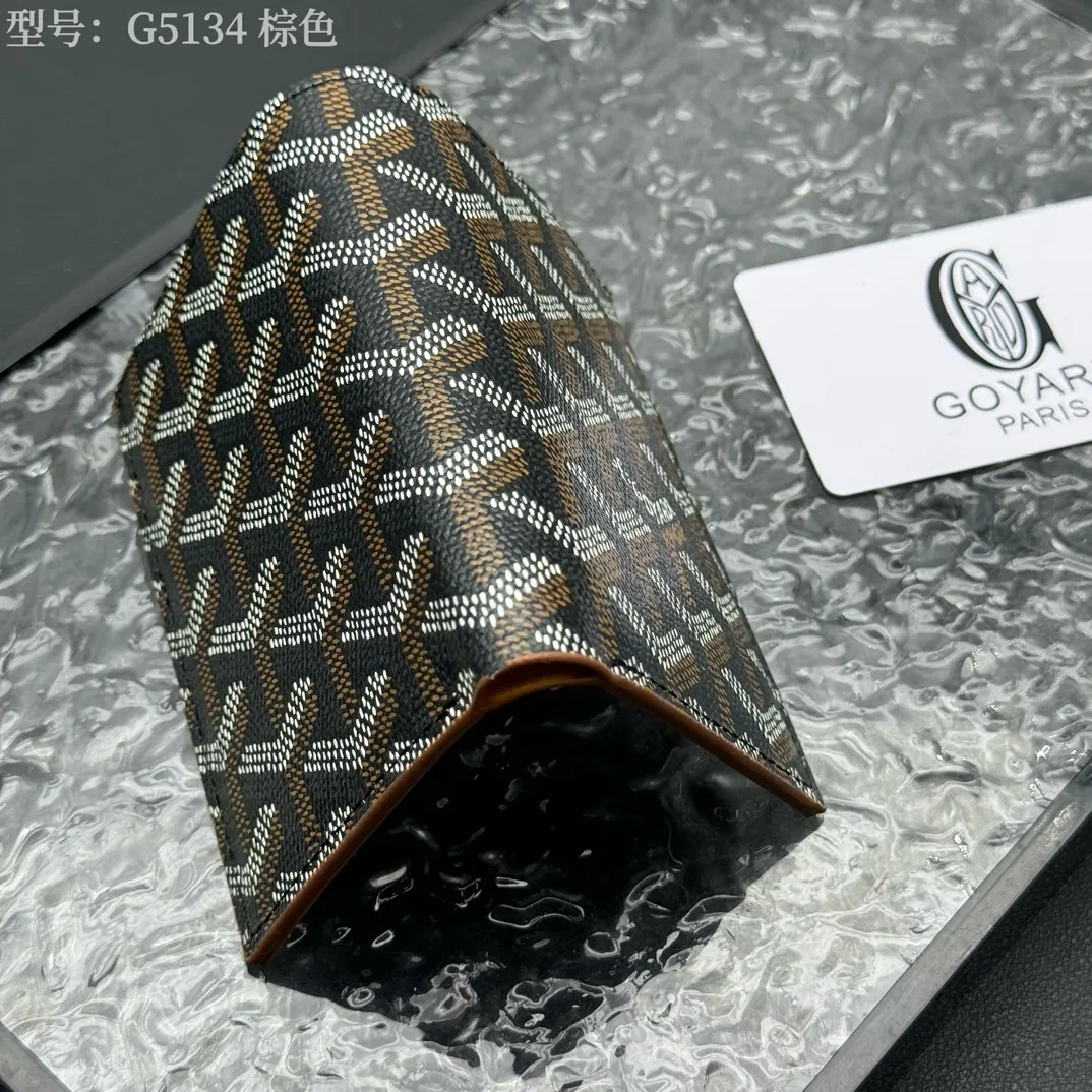 💰100 💎Top original 𝑺𝒂𝒊𝒏𝒕 𝑷𝒊𝒆𝒓𝒓𝒆 𝐠𝐨𝐲𝐚𝐫𝐝 Hot style 💕 Goya wallet card holder It is fully functional and has a large-sized banknote pocket that can hold cards, documents and banknotes at the same time. The compact design is just right for putting in a jacket or pants pocket. Style number: G5134 Size:7.5*1.5*11cm.