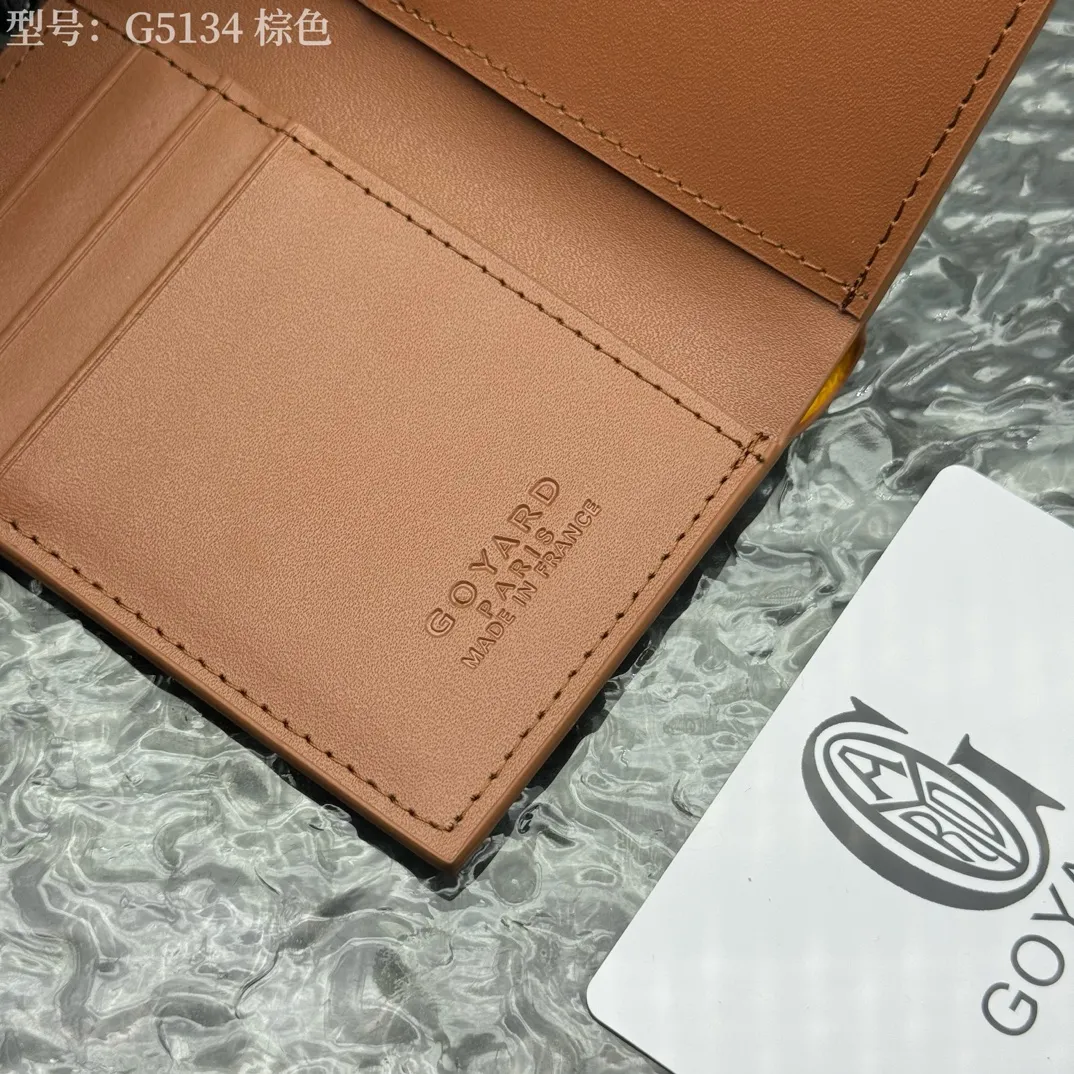 💰100 💎Top original 𝑺𝒂𝒊𝒏𝒕 𝑷𝒊𝒆𝒓𝒓𝒆 𝐠𝐨𝐲𝐚𝐫𝐝 Hot style 💕 Goya wallet card holder It is fully functional and has a large-sized banknote pocket that can hold cards, documents and banknotes at the same time. The compact design is just right for putting in a jacket or pants pocket. Style number: G5134 Size:7.5*1.5*11cm.