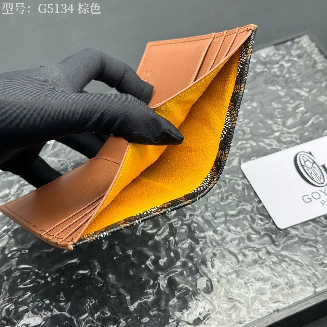 💰100 💎Top original 𝑺𝒂𝒊𝒏𝒕 𝑷𝒊𝒆𝒓𝒓𝒆 𝐠𝐨𝐲𝐚𝐫𝐝 Hot style 💕 Goya wallet card holder It is fully functional and has a large-sized banknote pocket that can hold cards, documents and banknotes at the same time. The compact design is just right for putting in a jacket or pants pocket. Style number: G5134 Size:7.5*1.5*11cm.